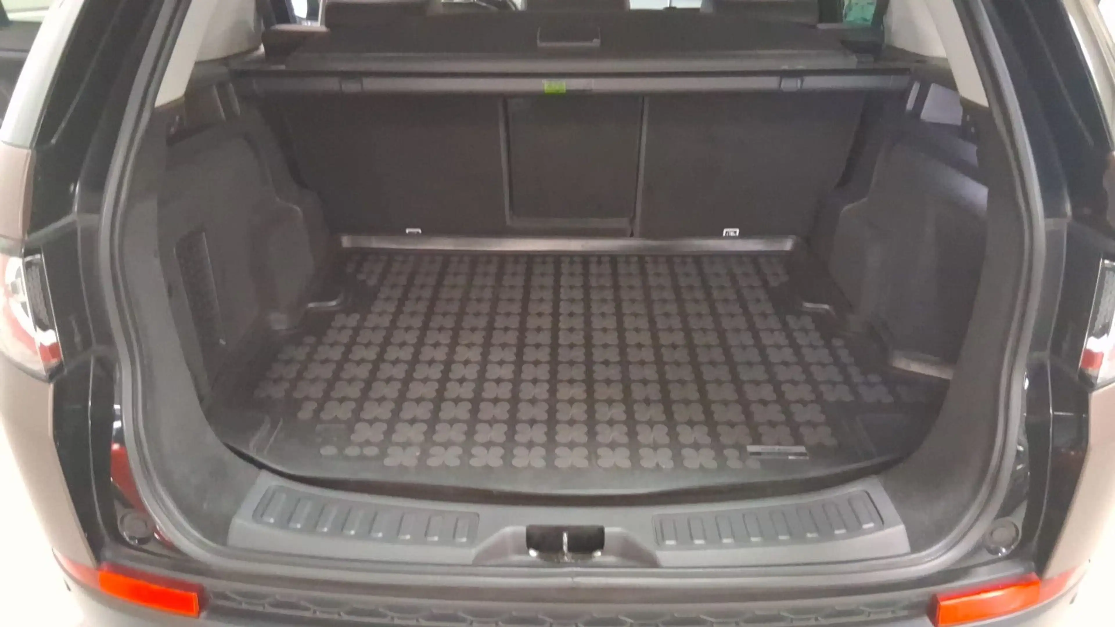 Land Rover Discovery Sport SE AWD — photo 11