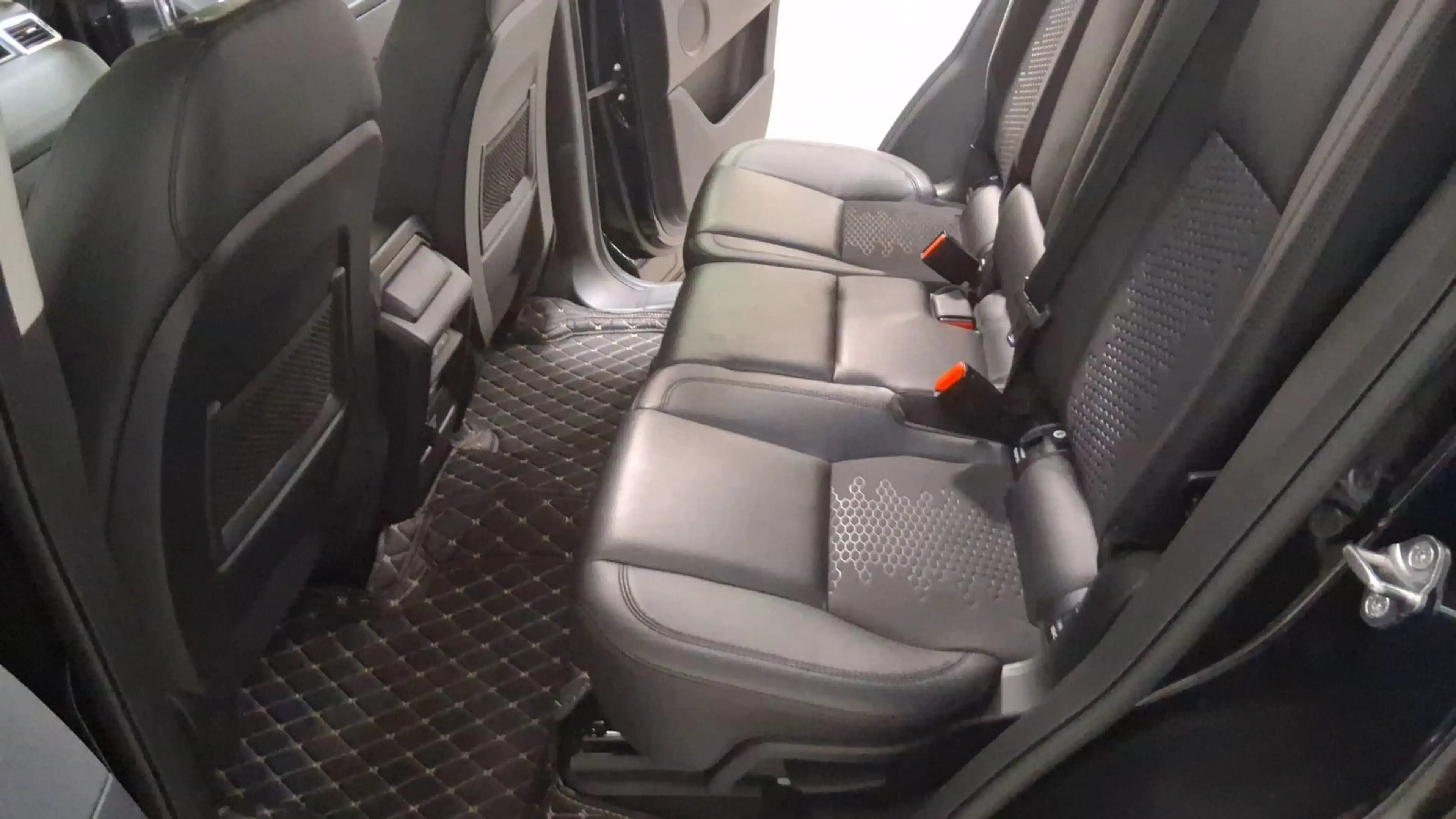 Land Rover Discovery Sport SE AWD — photo 9