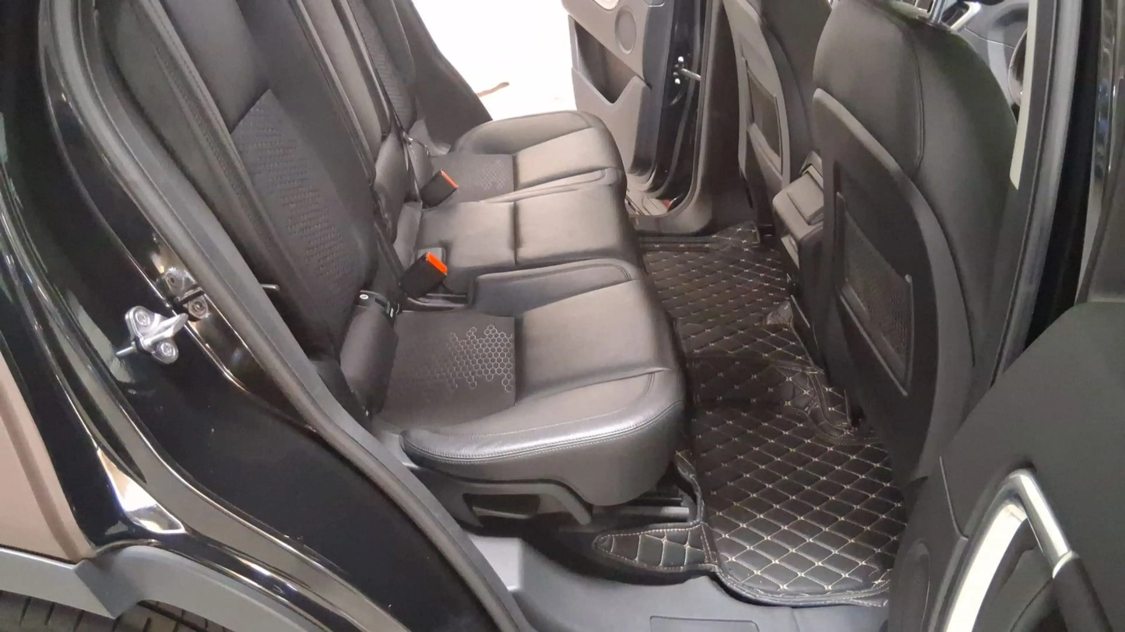 Land Rover Discovery Sport SE AWD — photo 10