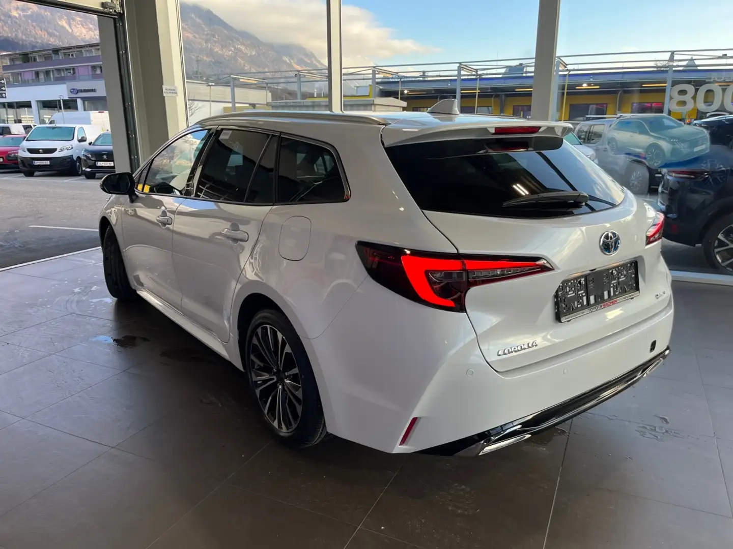 Toyota Corolla Touring Sports 1,8 Hybrid Active Drive Silber - 2
