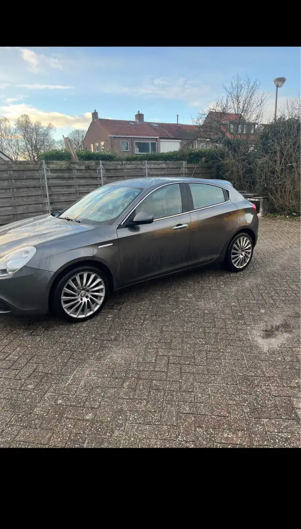Alfa Romeo Giulietta 1.4 T Distinctive Grijs - 2
