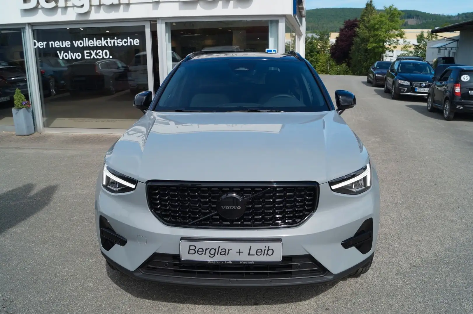 Volvo XC40 B4 Benzin 2WD Plus Black Edit. DKG/AHK/BLIS Grigio - 1