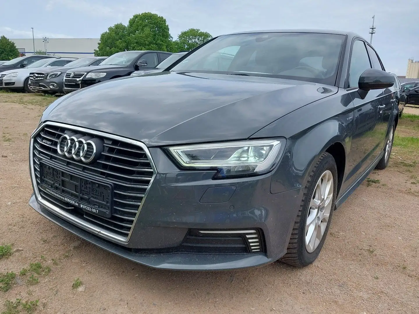 Audi A3 E-tron S-LINE Finanzierung Garantie Grijs - 1