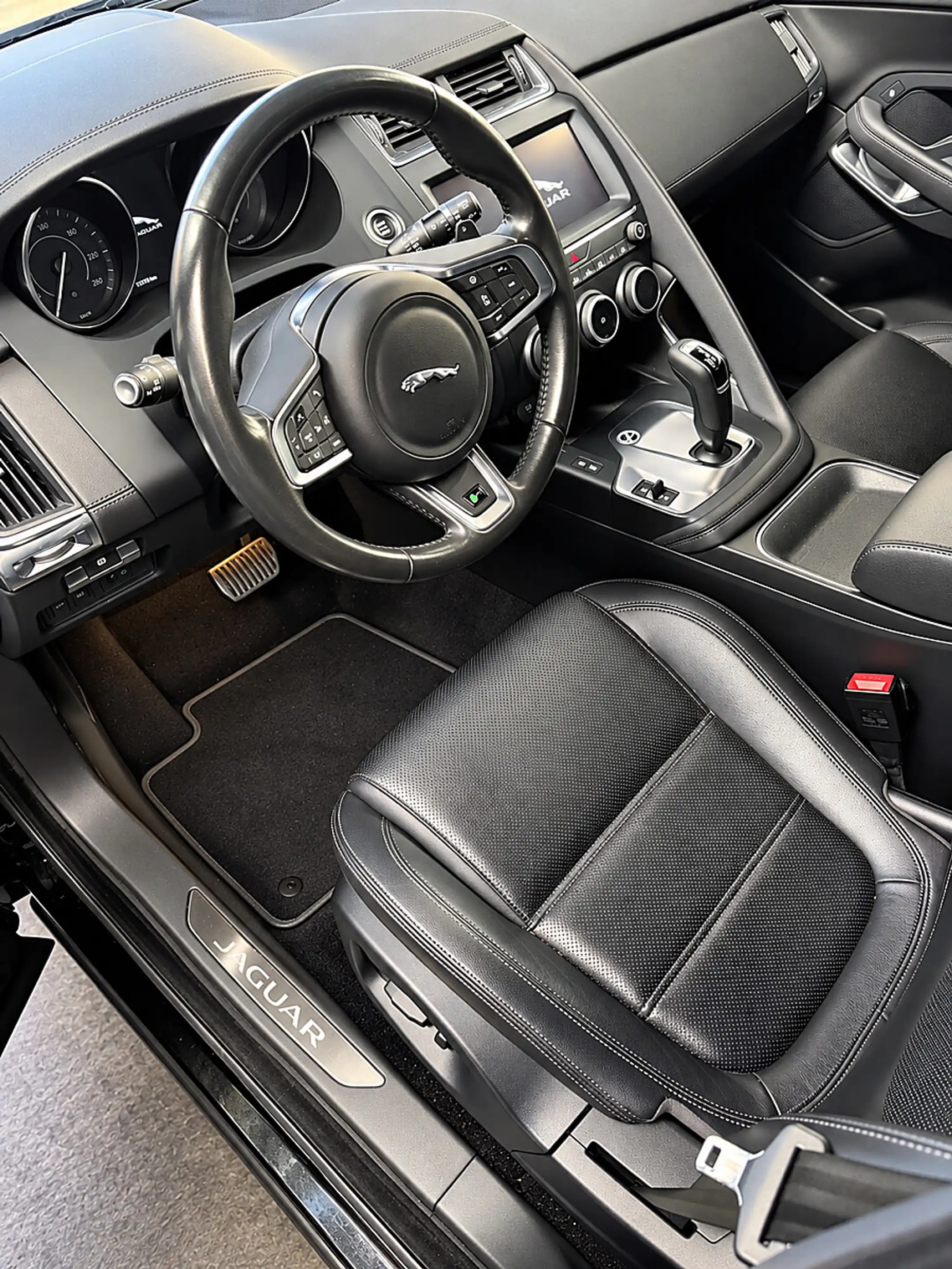 Jaguar E-Pace E-PACE D150 AWD * SERVICE + PICKERL NEU * FINAN... — photo 9