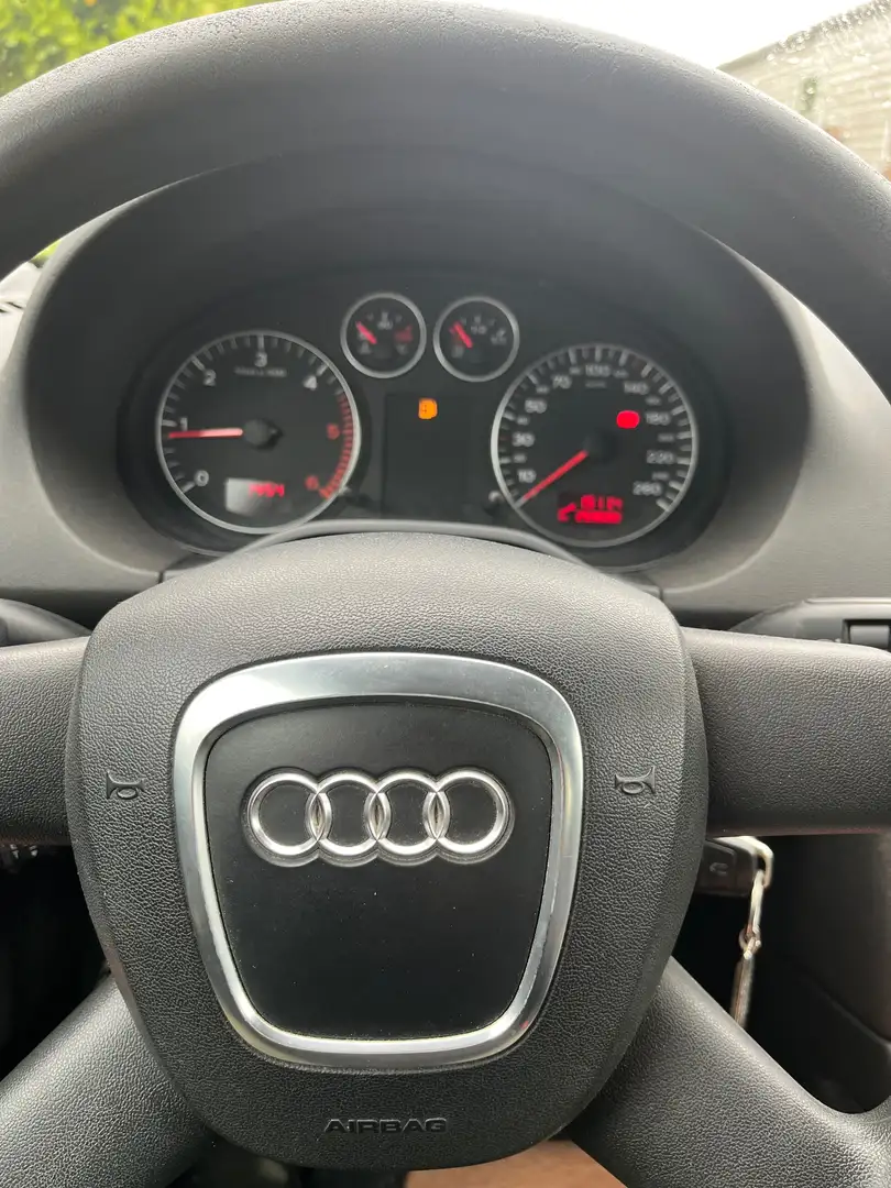 Audi A3 A3 1.9 TDi Ambiente DPF Zilver - 2
