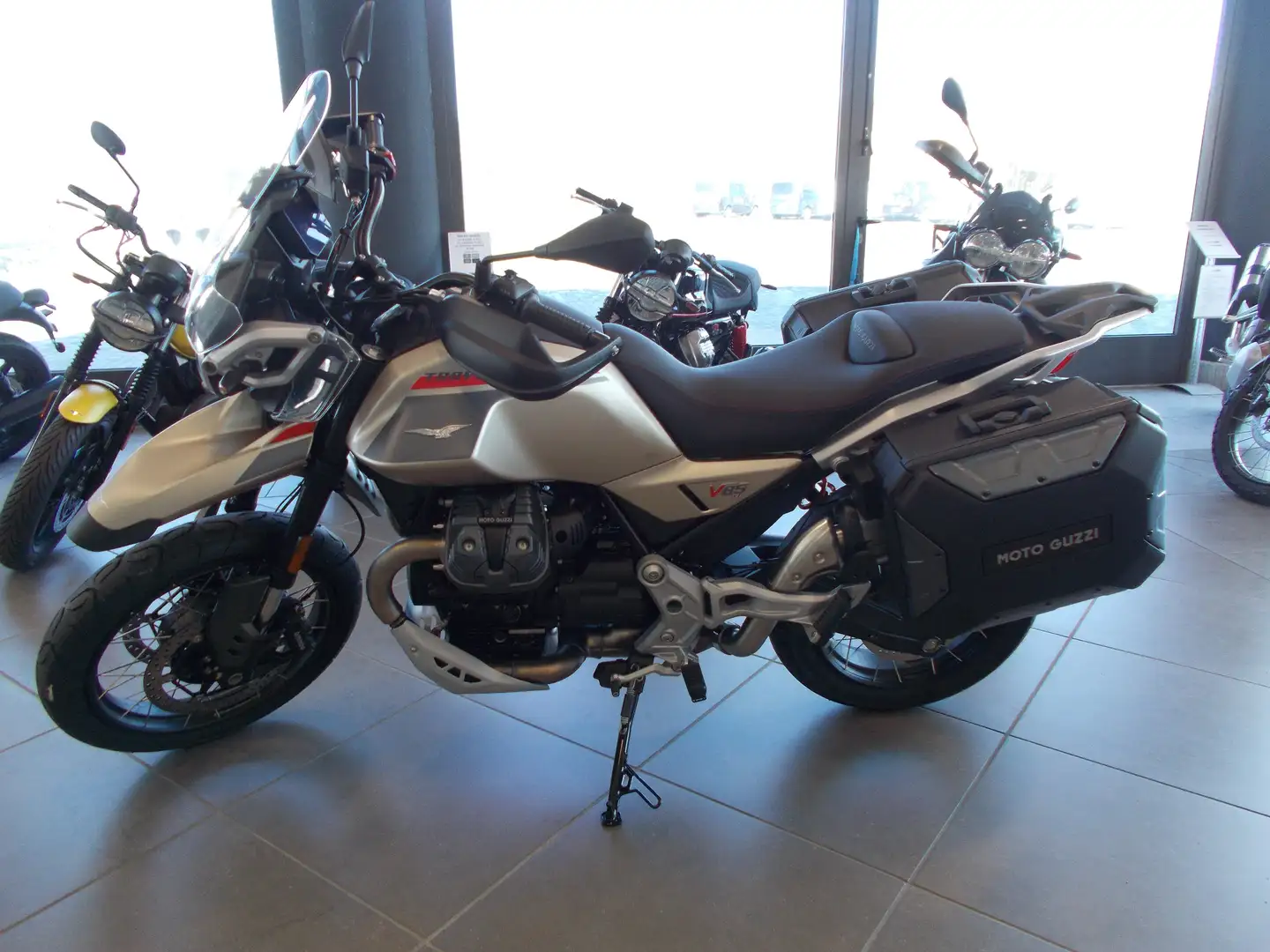 Moto Guzzi V 85 TT TRAVEL 2024 Bronze - 2