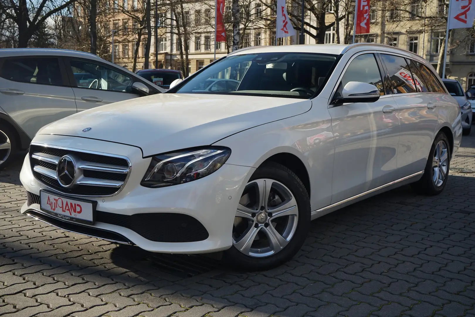 Mercedes-Benz E 200 E200 T Avantgarde 9G LED Navi ACC Kamera AHK Blanc - 2