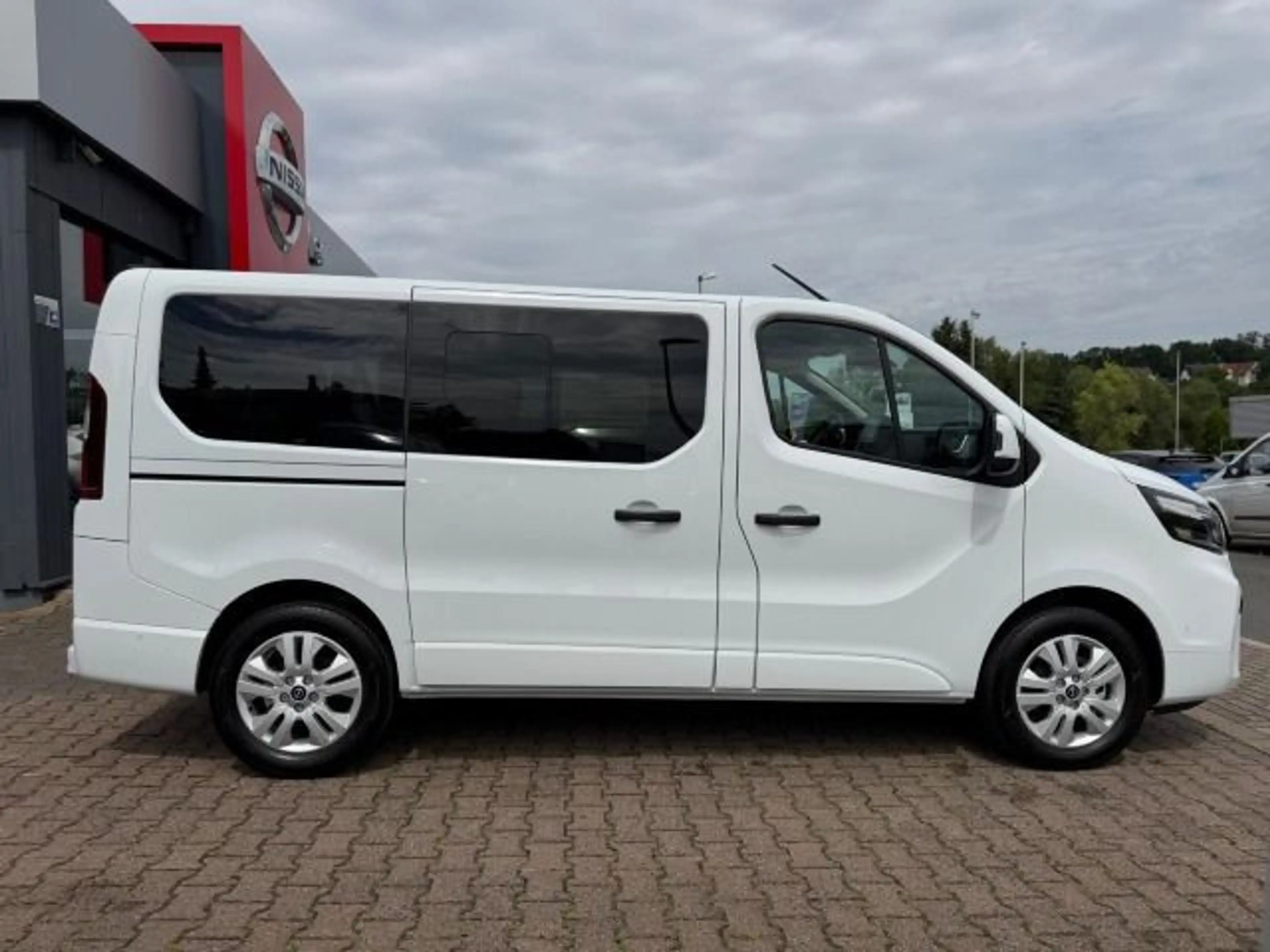 Nissan Primastar Kombi 170PS AT L1H1 2,8T Tekna HK BES+ — photo 13