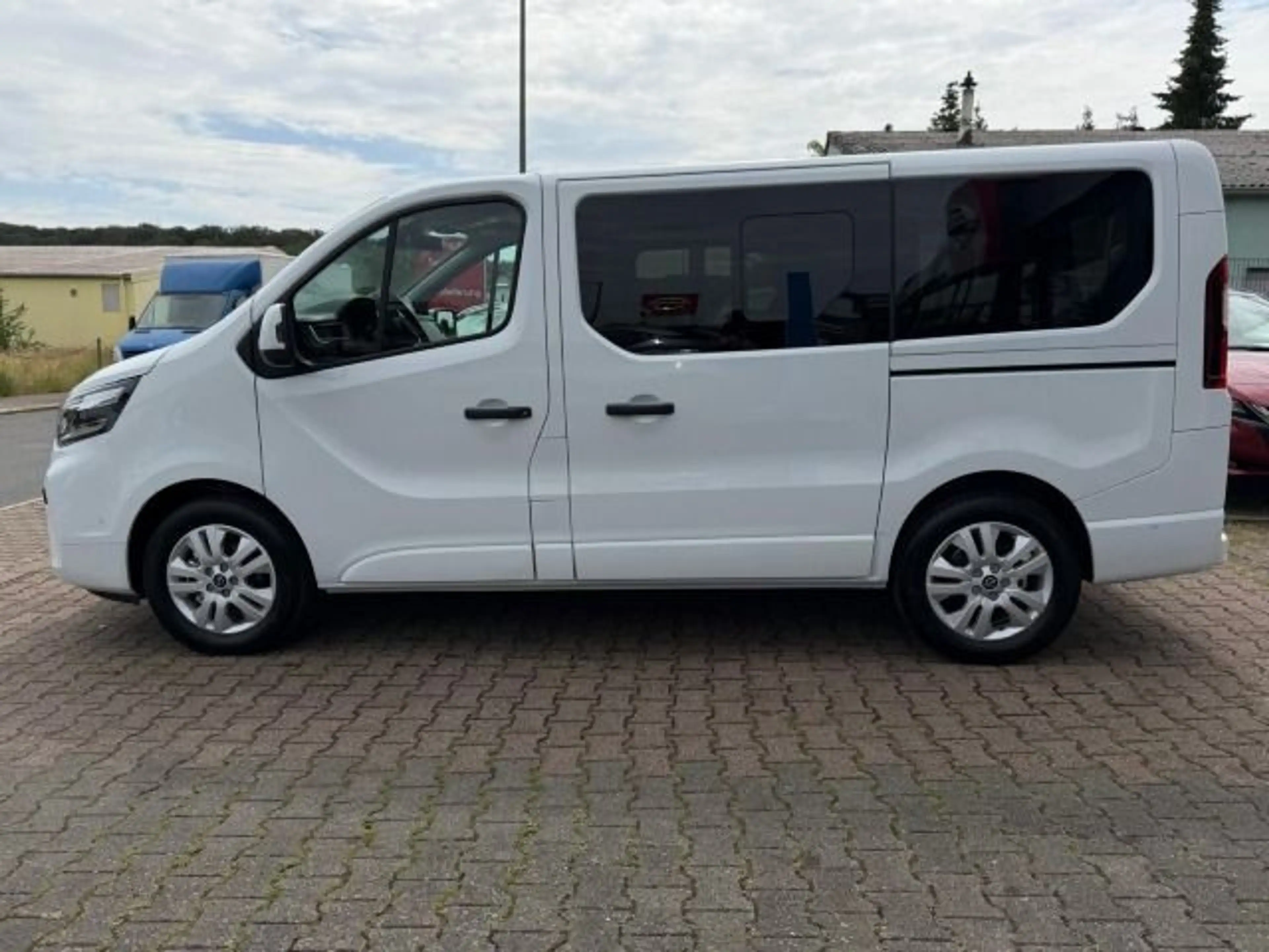 Nissan Primastar Kombi 170PS AT L1H1 2,8T Tekna HK BES+ — photo 7