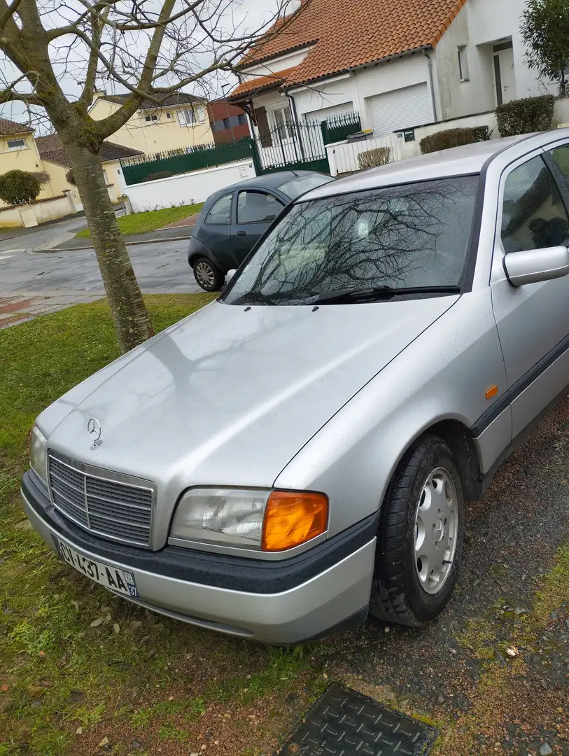 Mercedes-Benz 200 200 D Standard Gris - 1