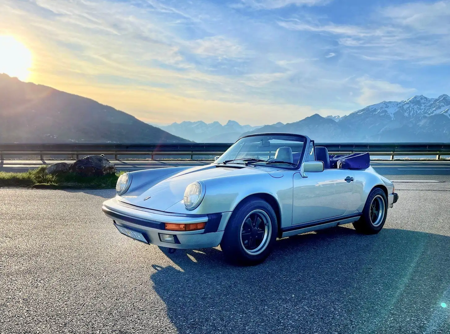 Porsche 911 Carrera 3,2 Cabrio mit toller Farbkombination Silber - 1