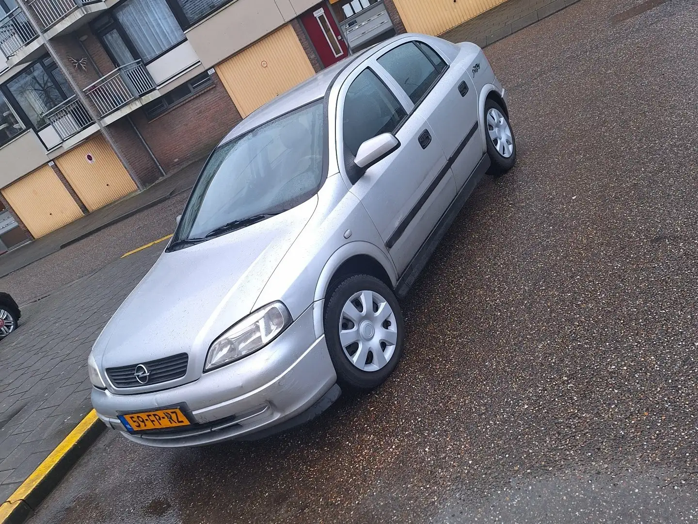 Opel Astra 1.6 Selection Free Grijs - 1