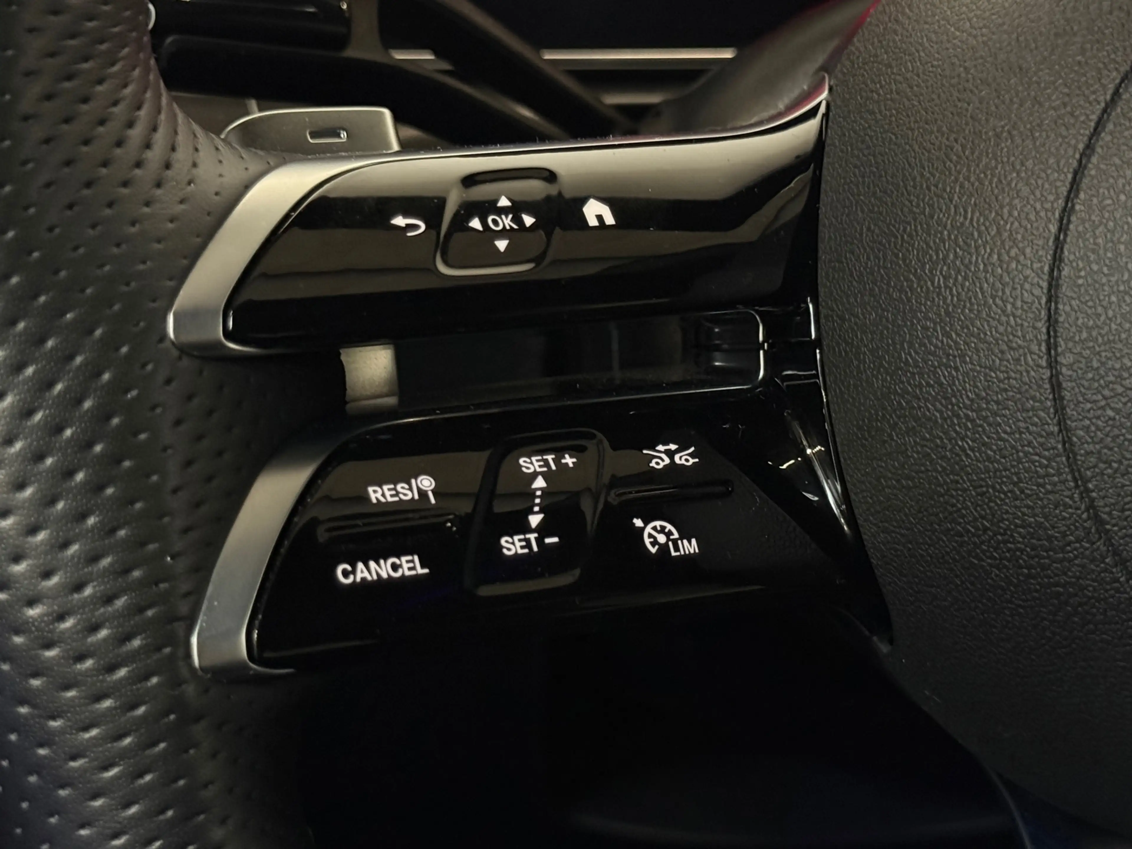 Mercedes-Benz C 300 e AMG Pano Memory Burmester Distronic Massage 360 — photo 14
