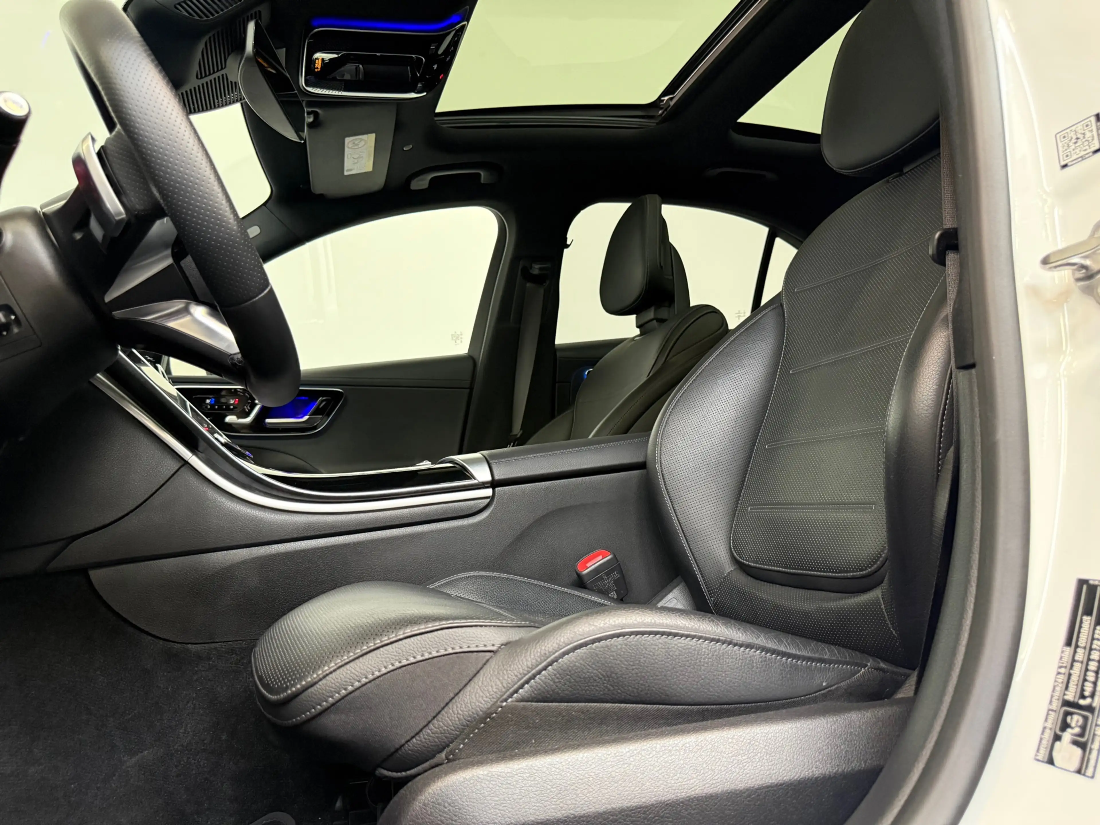 Mercedes-Benz C 300 e AMG Pano Memory Burmester Distronic Massage 360 — photo 4