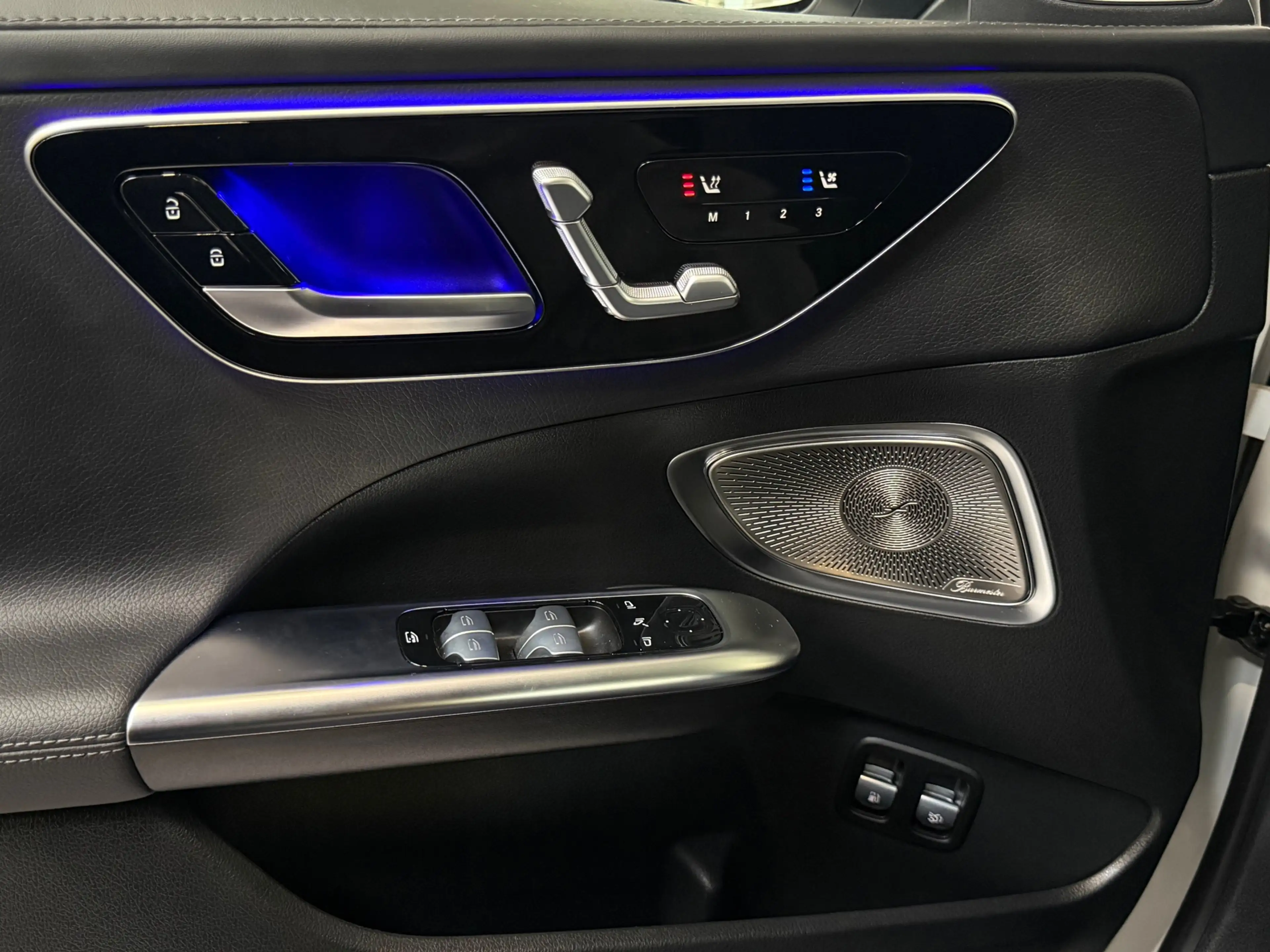 Mercedes-Benz C 300 e AMG Pano Memory Burmester Distronic Massage 360 — photo 11