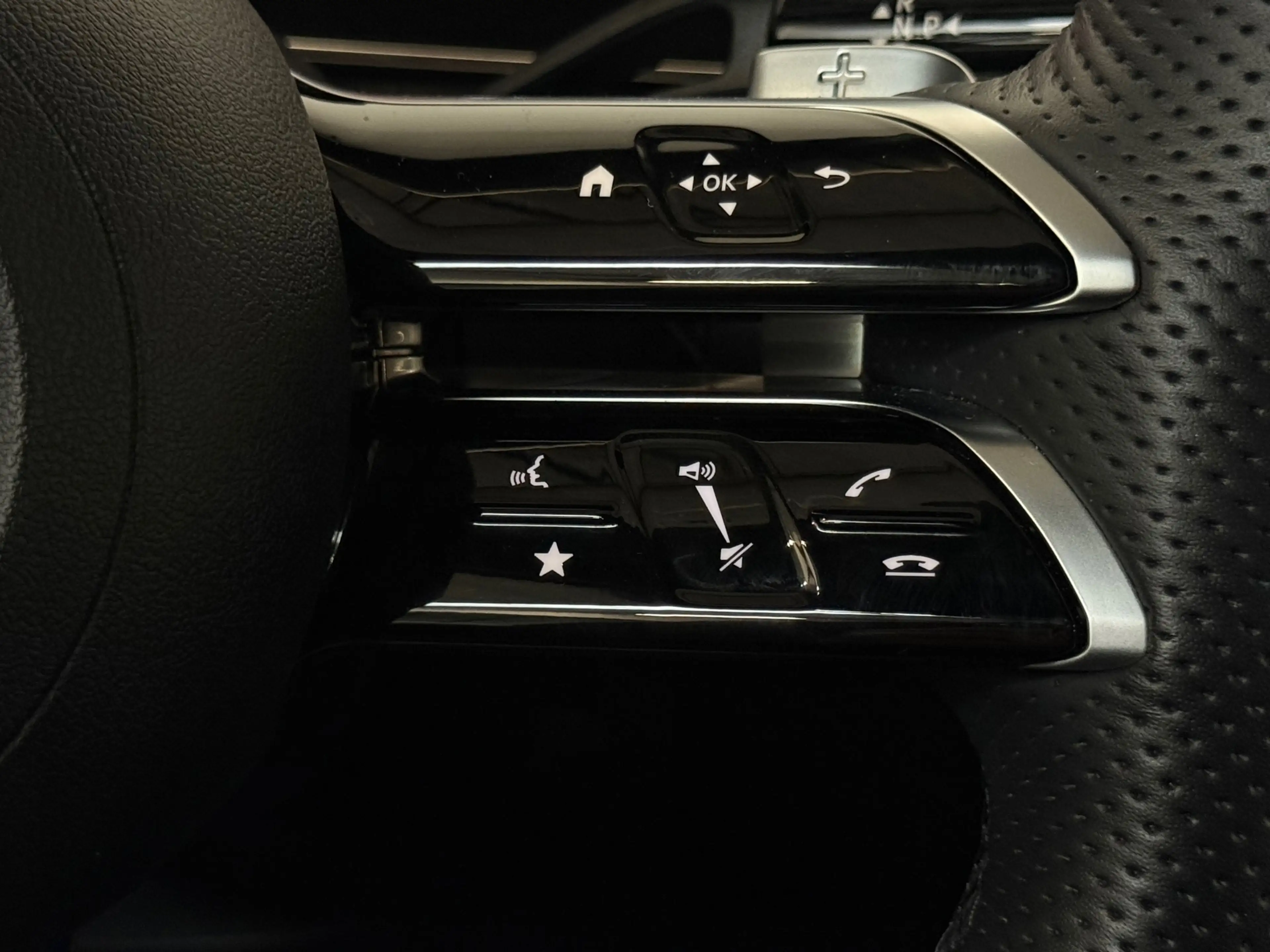 Mercedes-Benz C 300 e AMG Pano Memory Burmester Distronic Massage 360 — photo 16