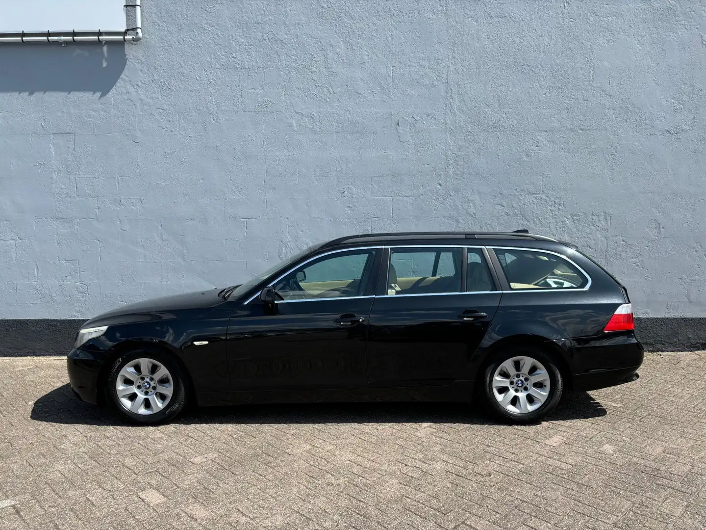 BMW 523 5-serie Touring 523i - Automaat - Dealer Onderhoud Zwart - 2