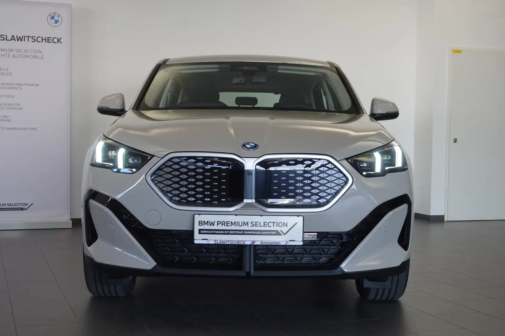 BMW iX2 eDrive20 U10 Grau - 2