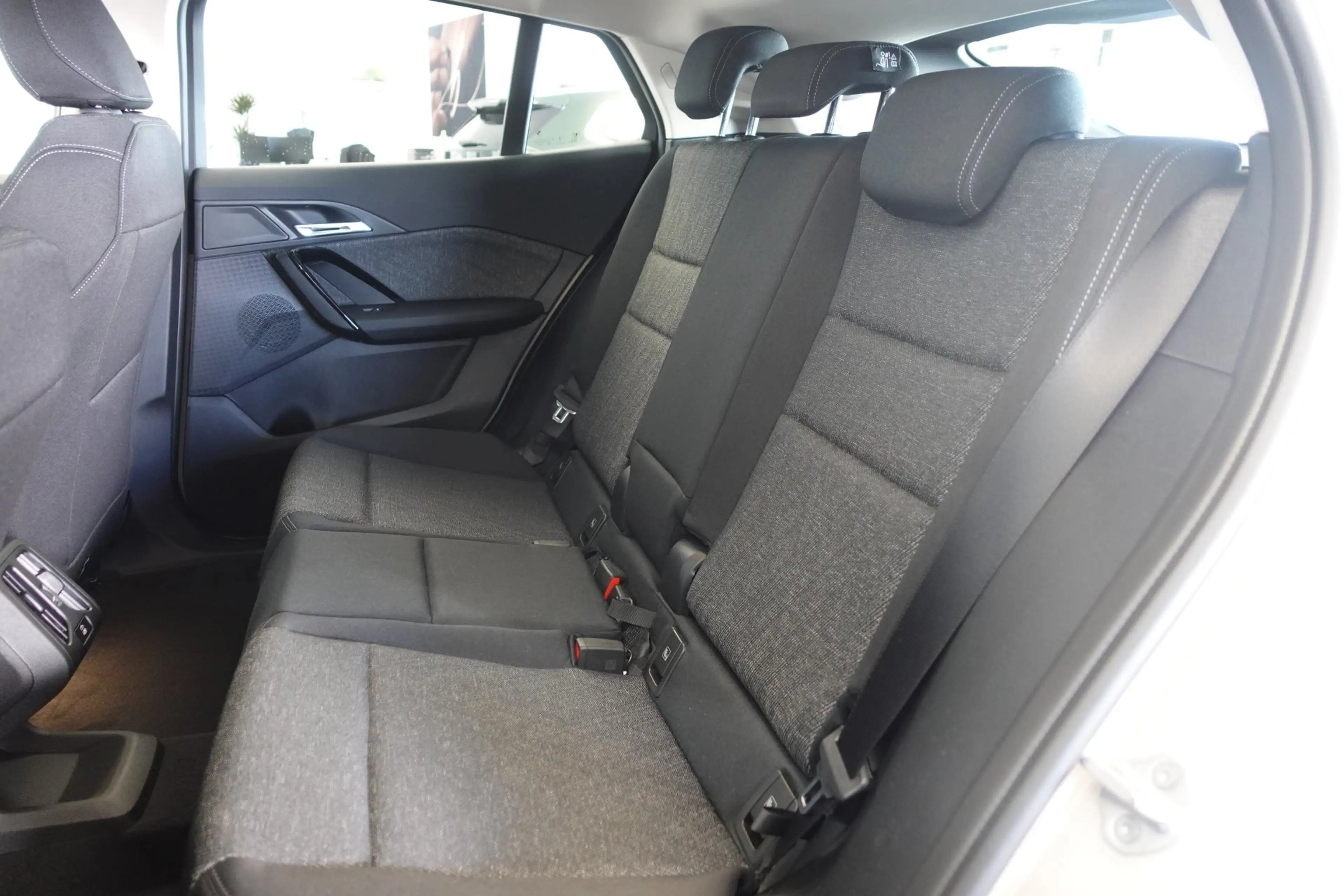 BMW iX2 eDrive20 U10 — photo 8