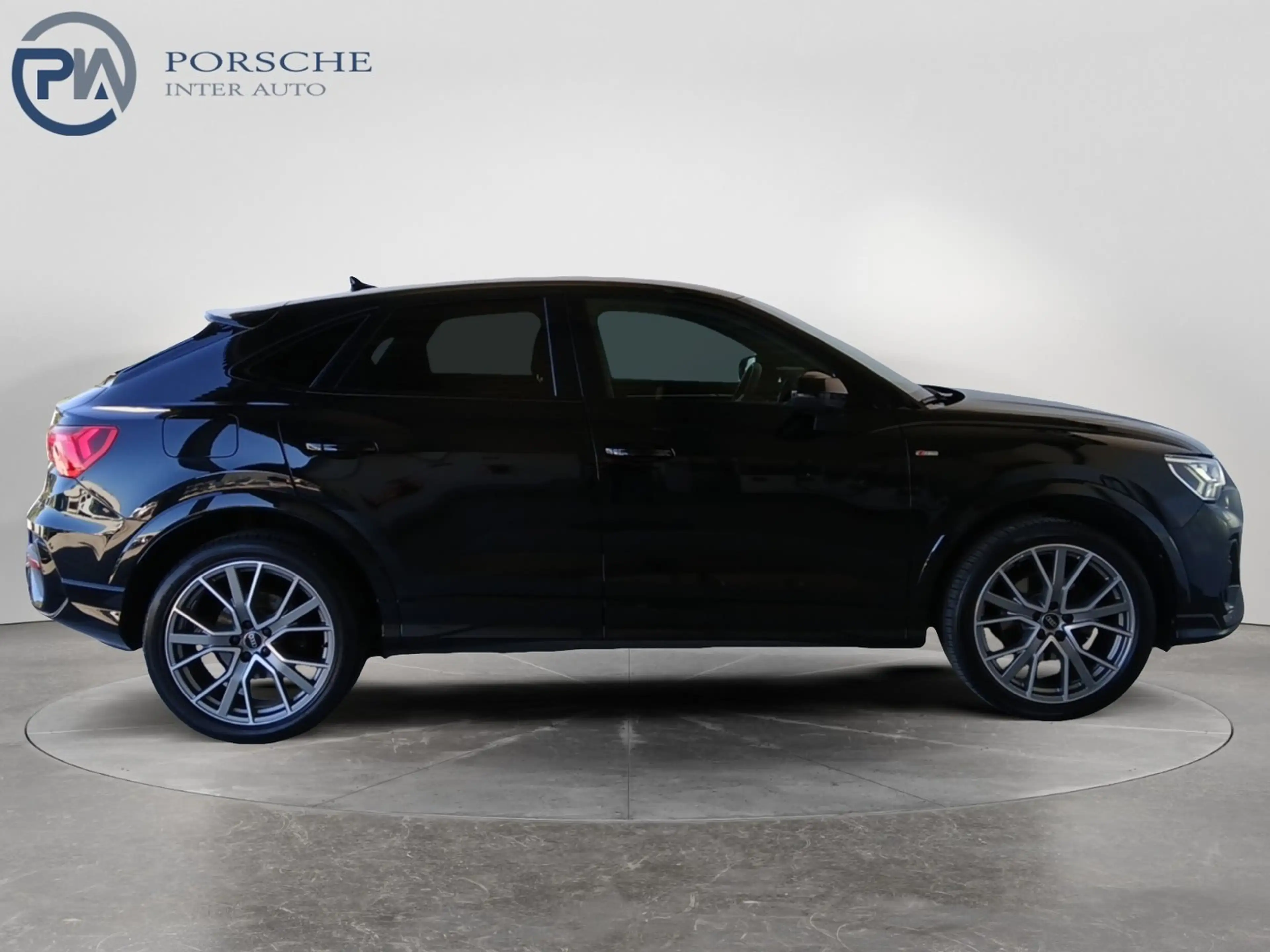 Audi Q3 35 TFSI admired — photo 6