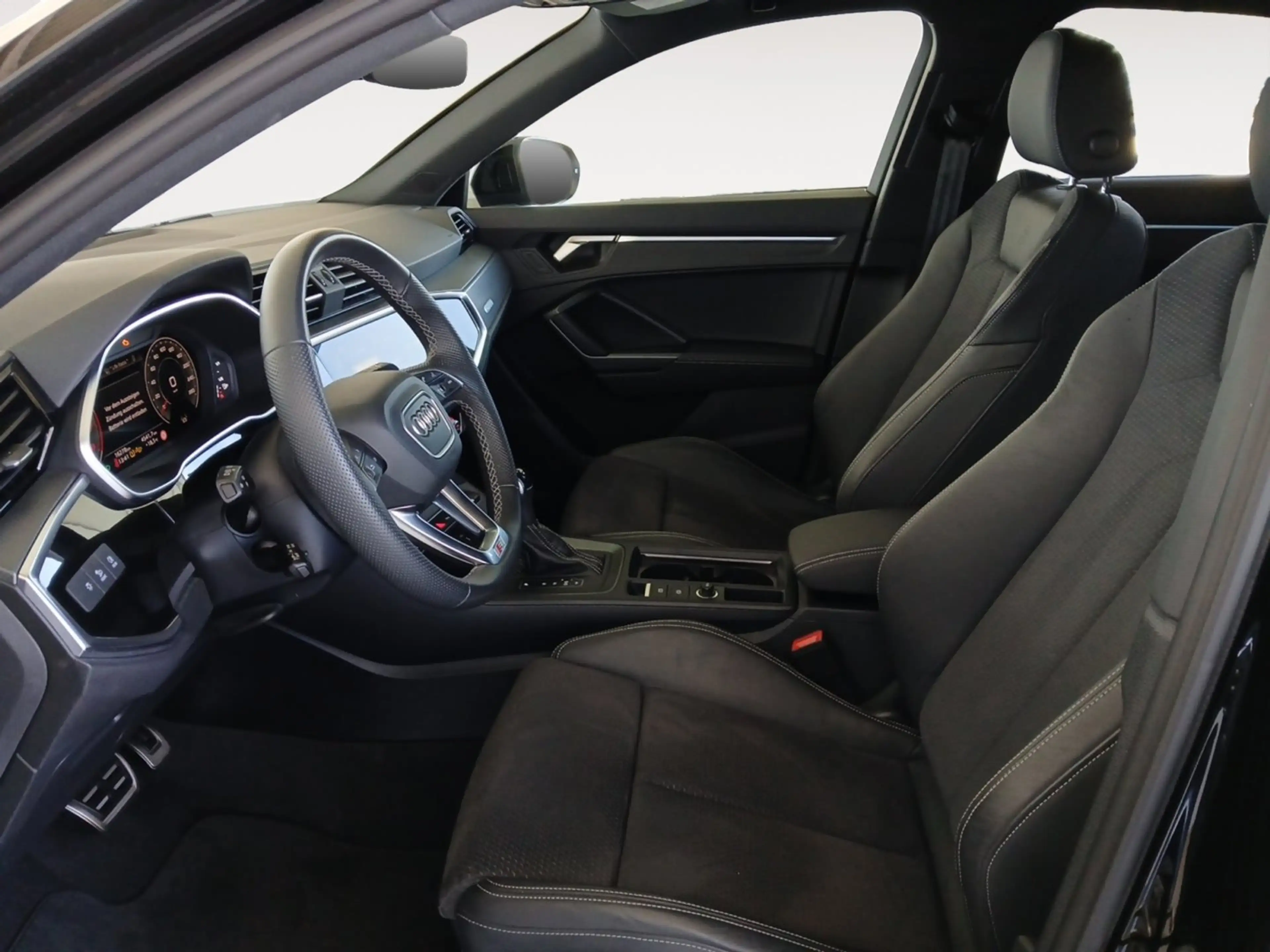Audi Q3 35 TFSI admired — photo 9
