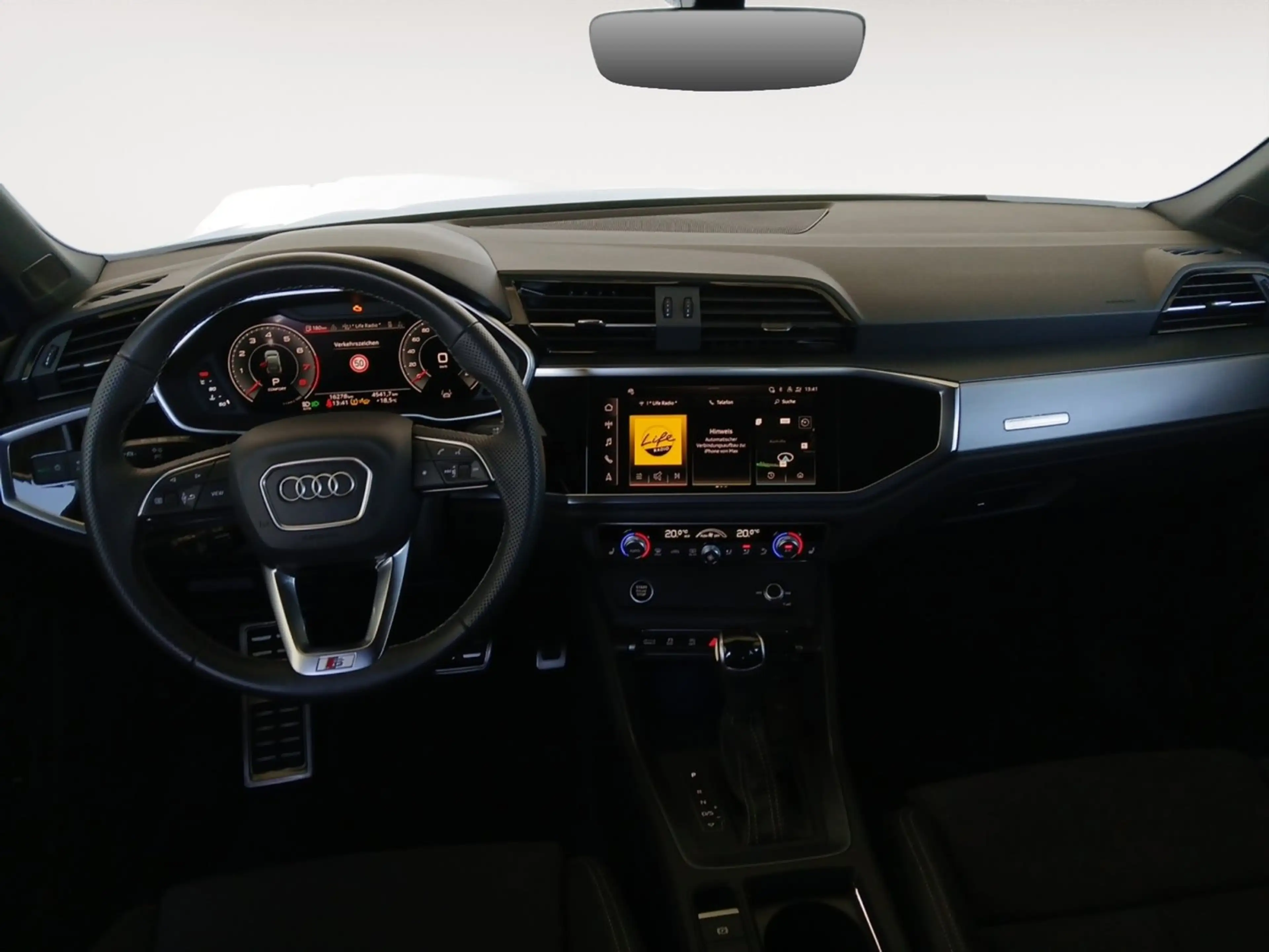 Audi Q3 35 TFSI admired — photo 11