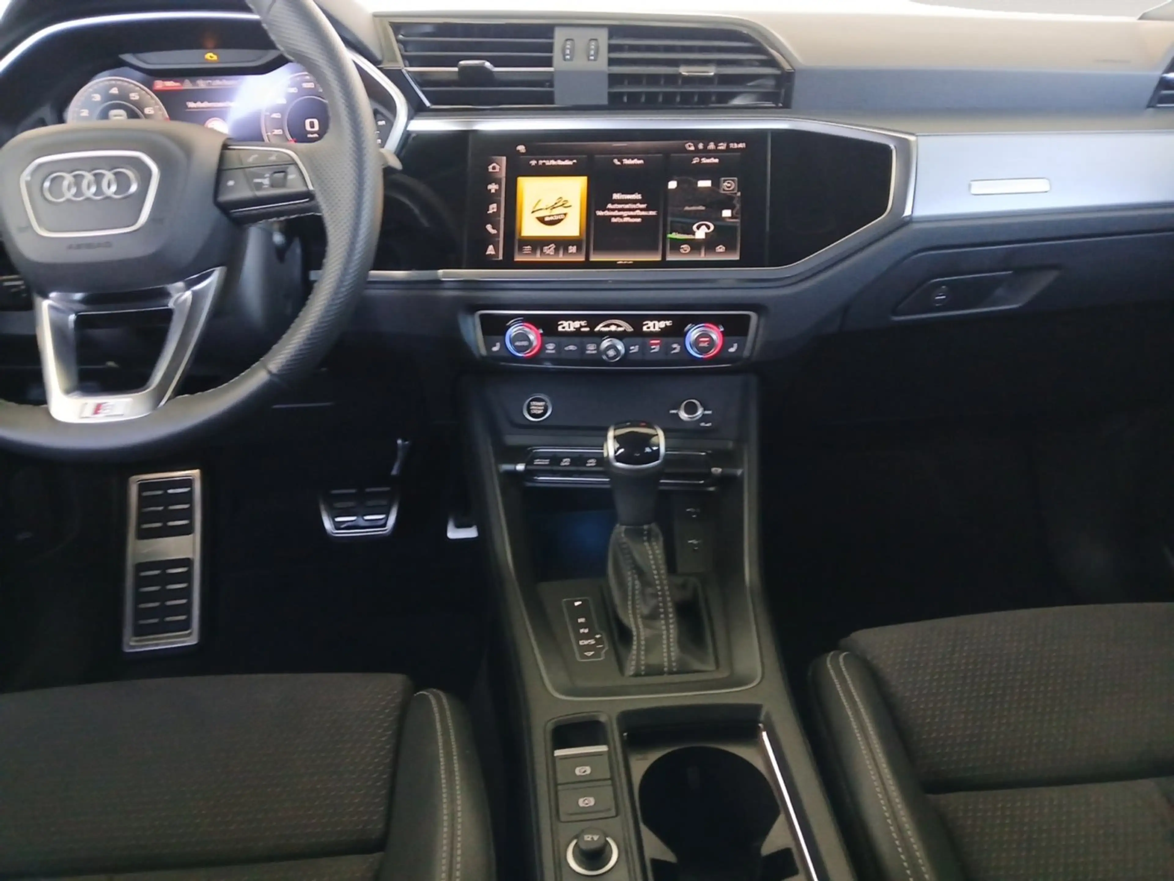 Audi Q3 35 TFSI admired — photo 12