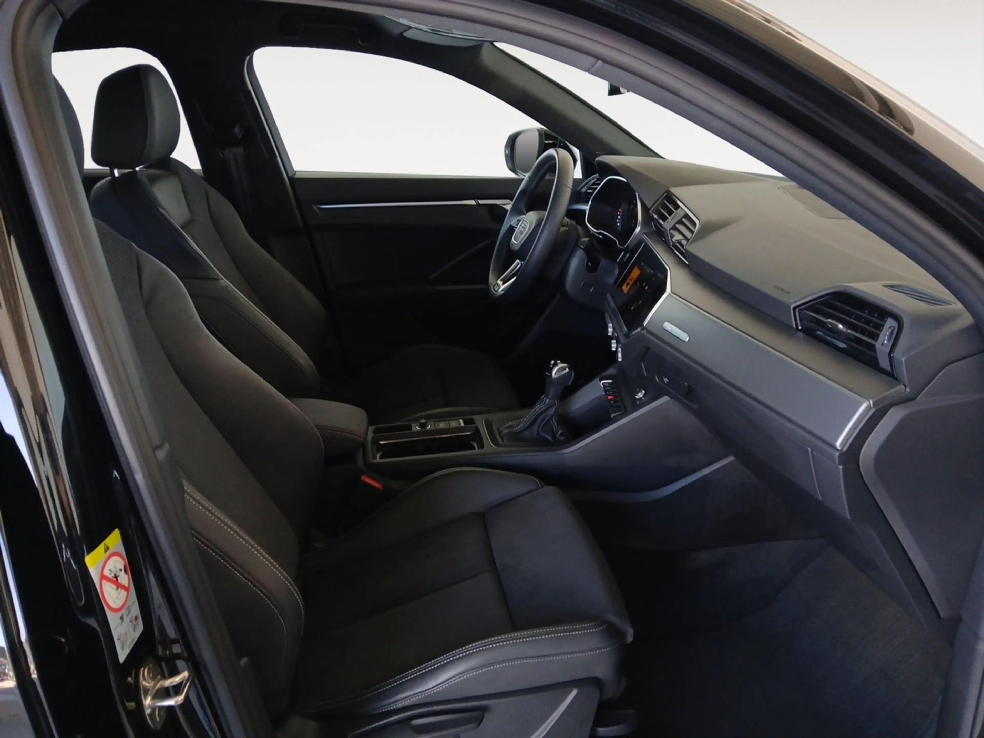 Audi Q3 35 TFSI admired — photo 14