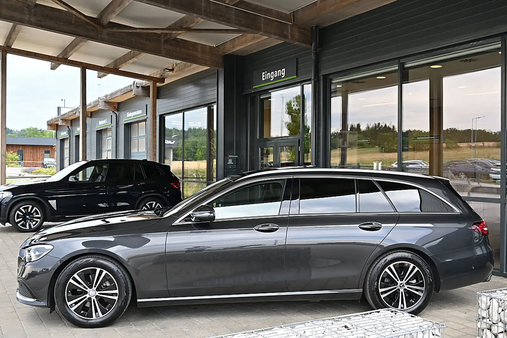 Mercedes-Benz E 220 d T Aut. ACC, AHK elektr., LED, Panorama, Spur... Grau - 2