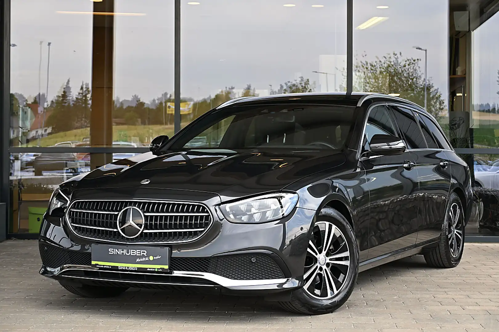 Mercedes-Benz E 220 d T Aut. ACC, AHK elektr., LED, Panorama, Spur... Grau - 1