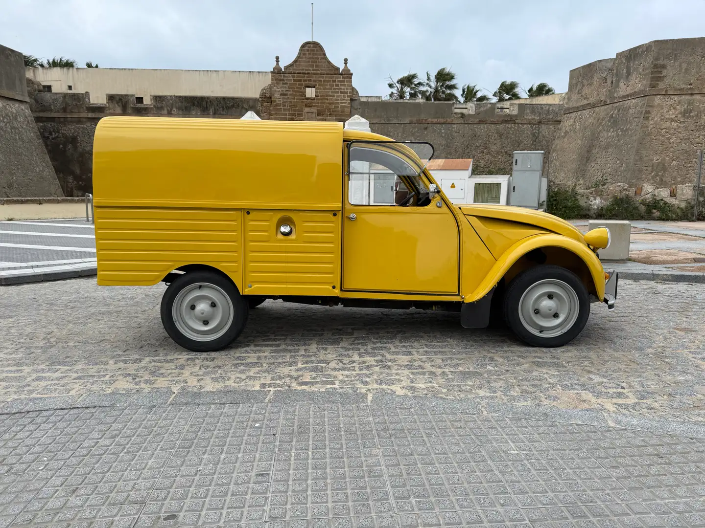 Citroen 2CV AK350 žuta - 1