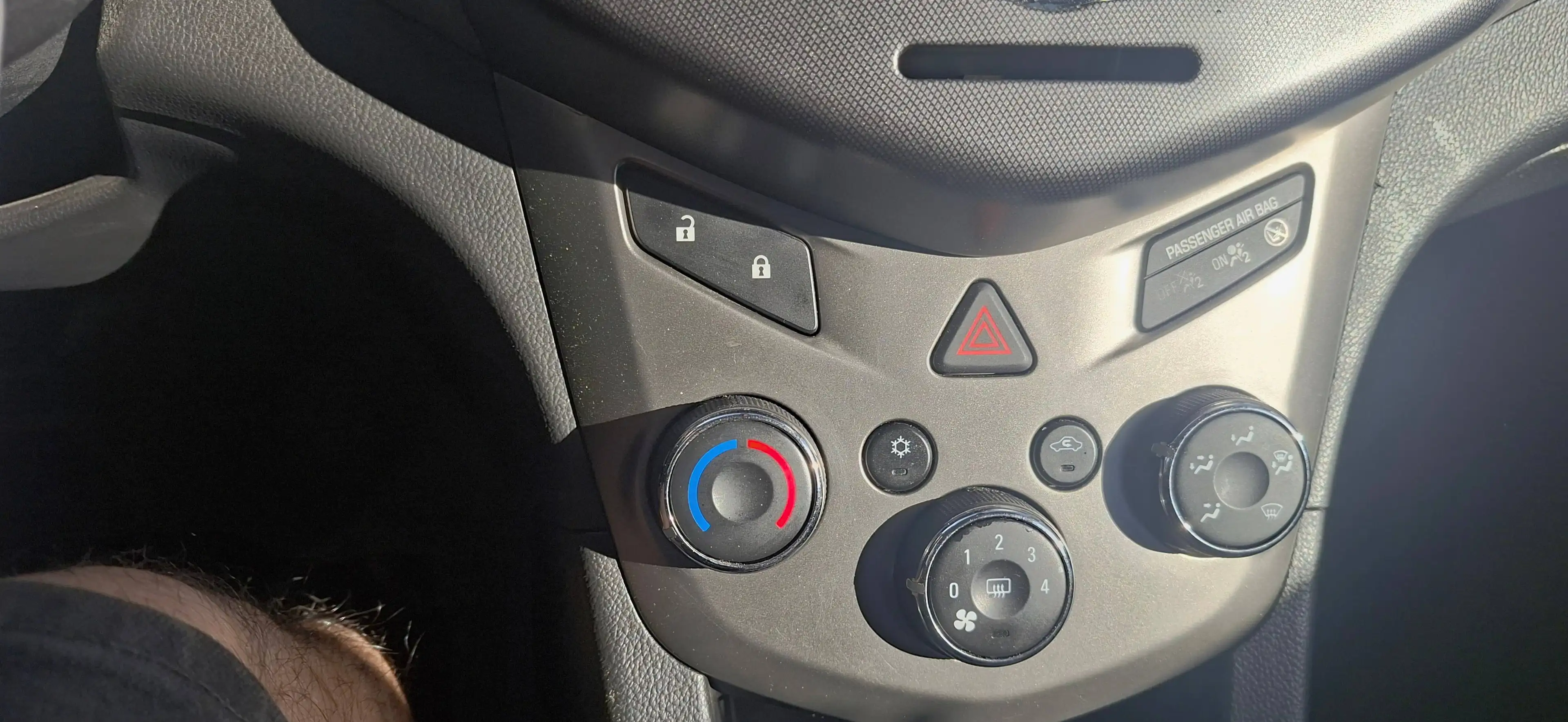 Chevrolet Aveo Aveo hatchback 1.4i LT — photo 8