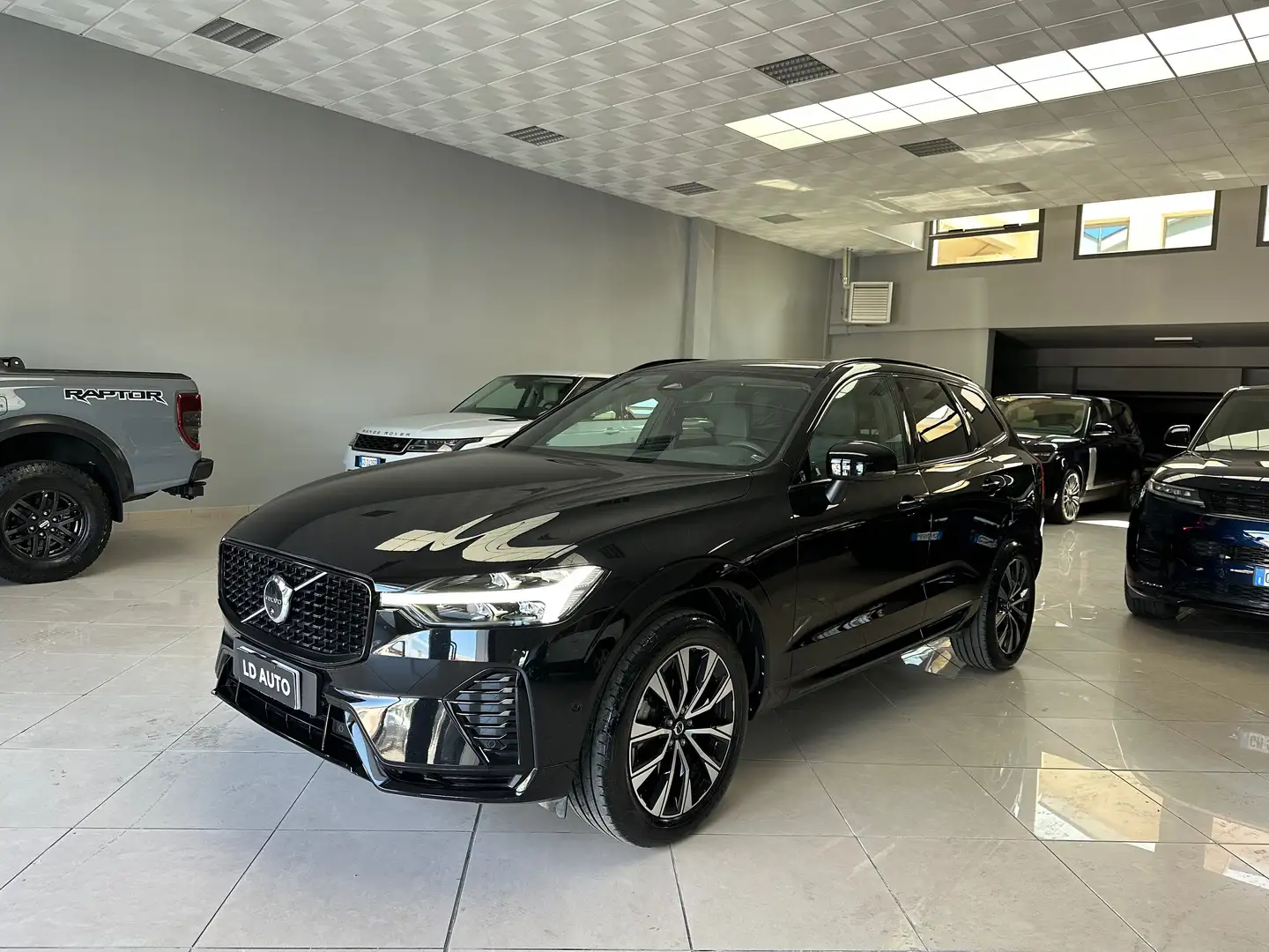 Volvo XC60 2.0 b4 automatico Plus Dark Noir - 1