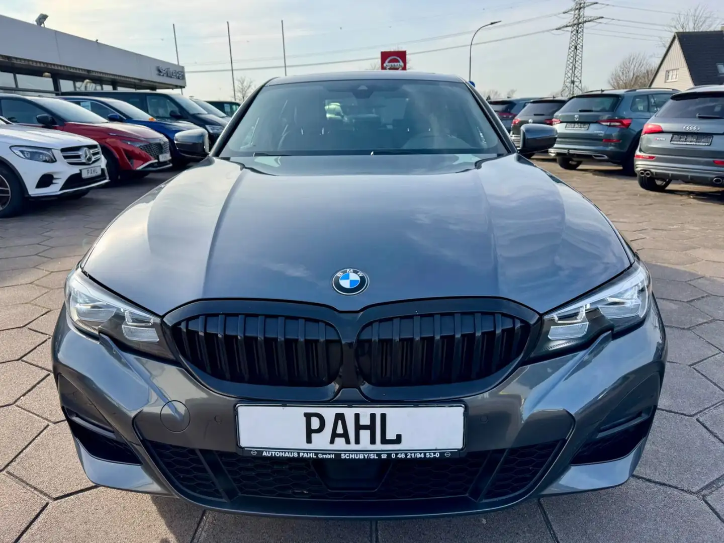 BMW 330 e M Sport Lim. PANO LEDER-ALCANTARA LED NAVI Grau - 2