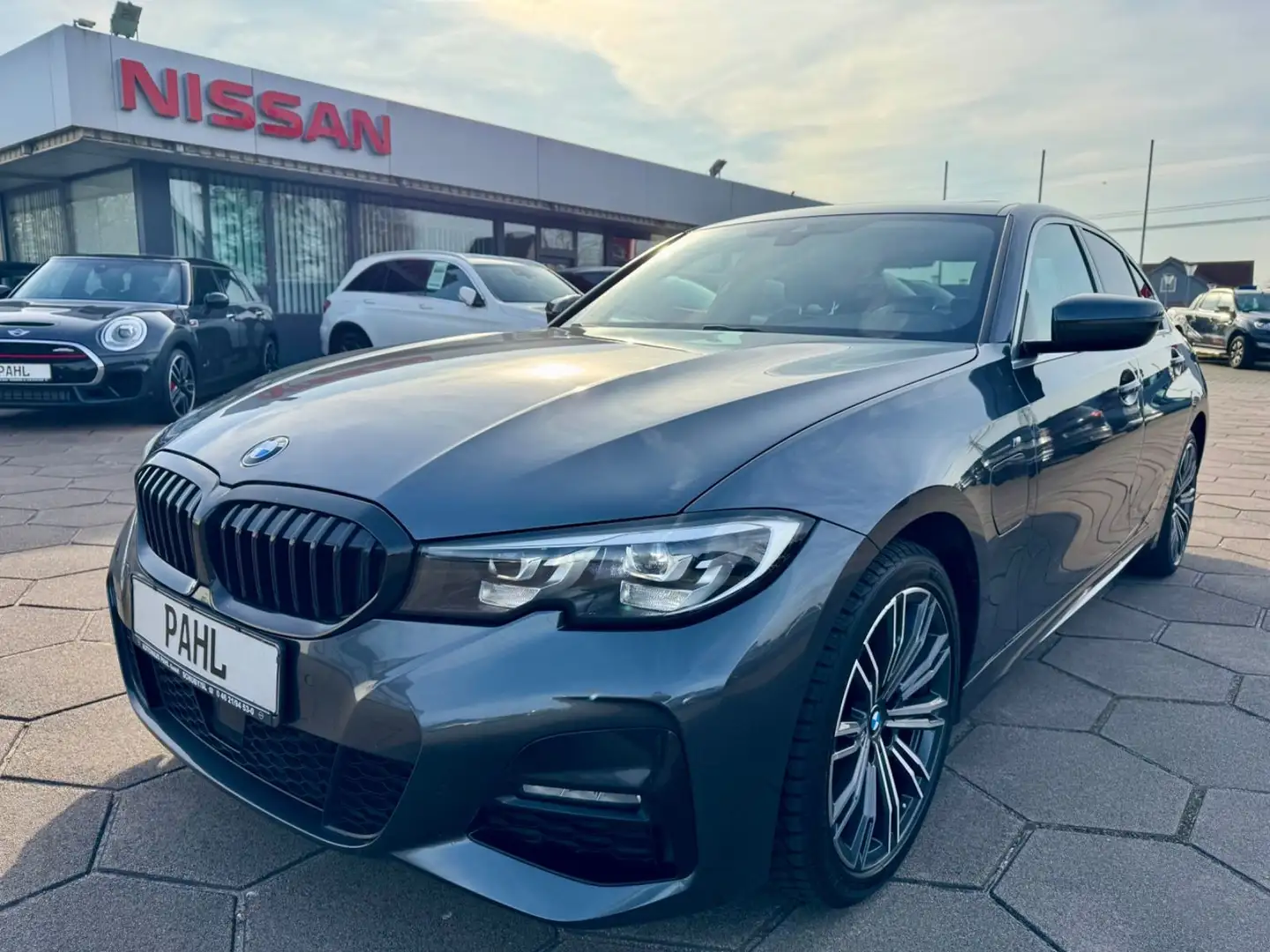 BMW 330 e M Sport Lim. PANO LEDER-ALCANTARA LED NAVI Grau - 1