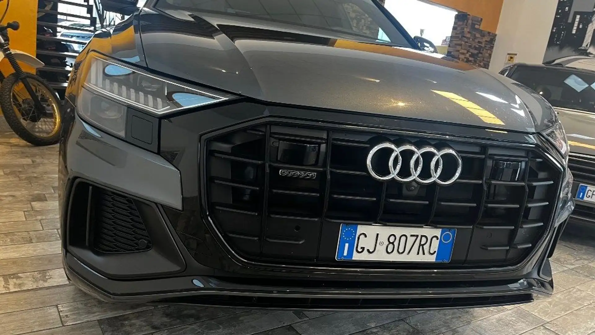 Audi Q8 50 TDI 286 CV tip. Sport-s line cerchi 22 matrix Grigio - 2