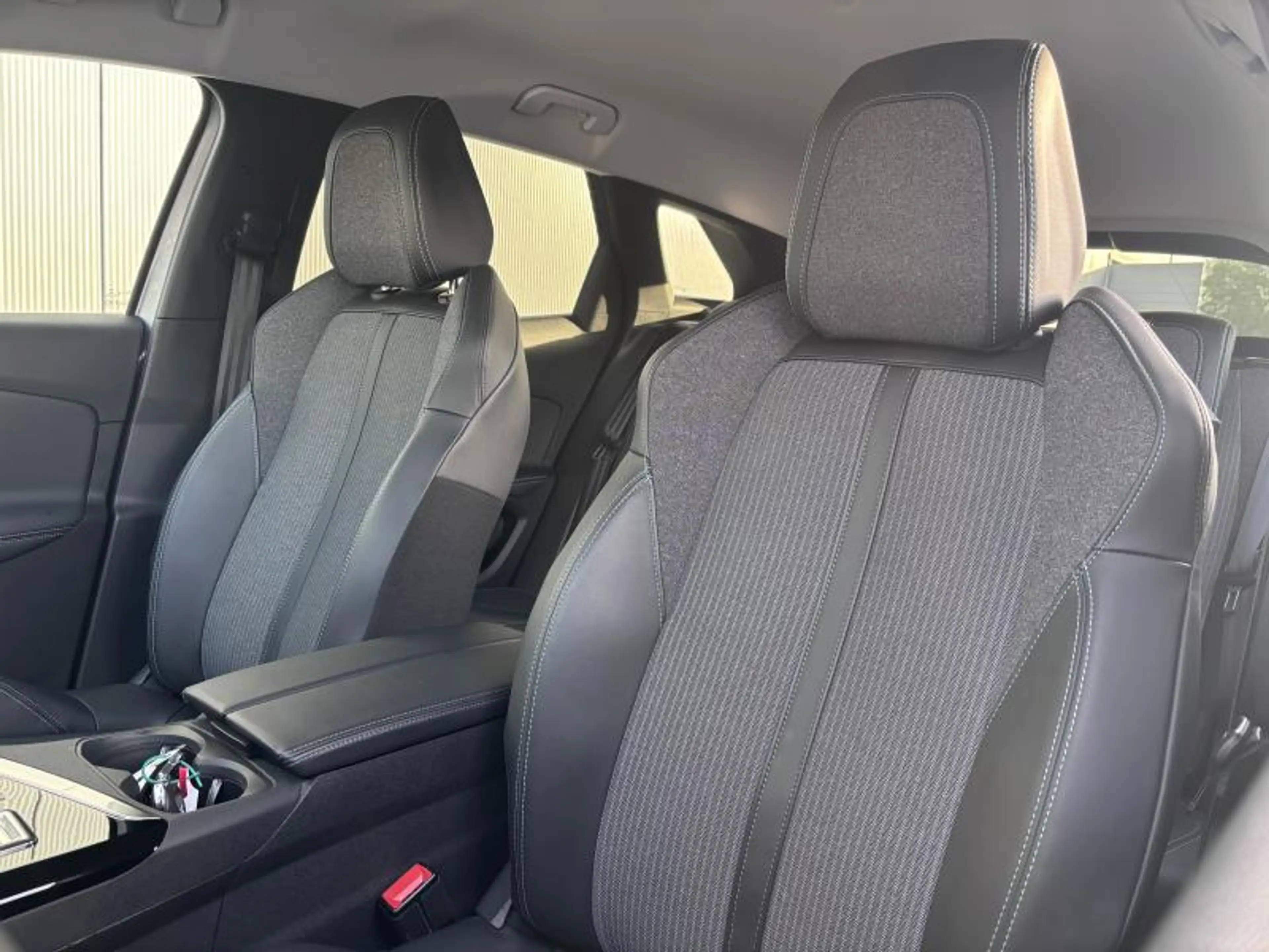 Peugeot 3008 1.2 TURBO 130 EAT 8 Allure — photo 9