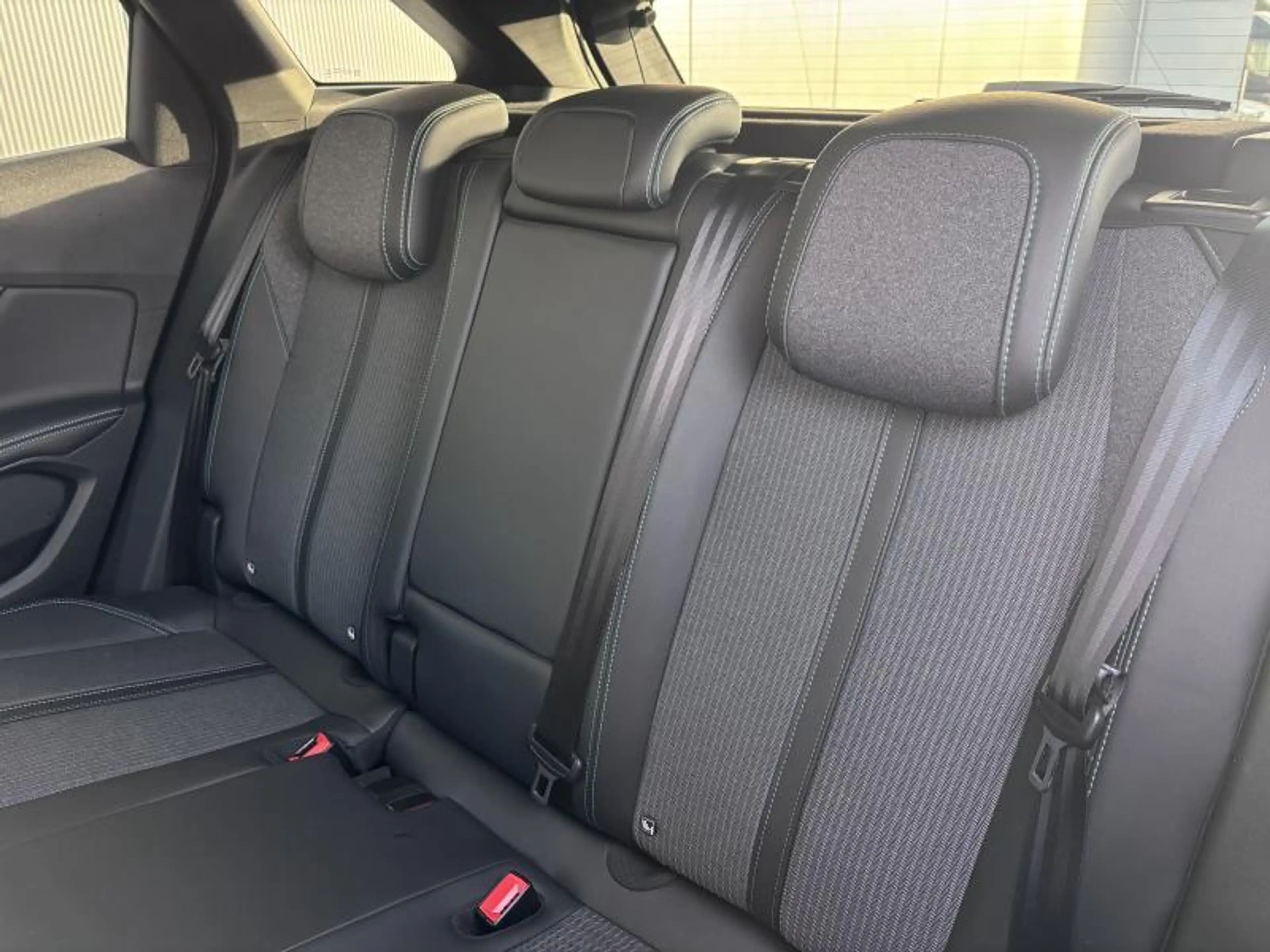 Peugeot 3008 1.2 TURBO 130 EAT 8 Allure — photo 10