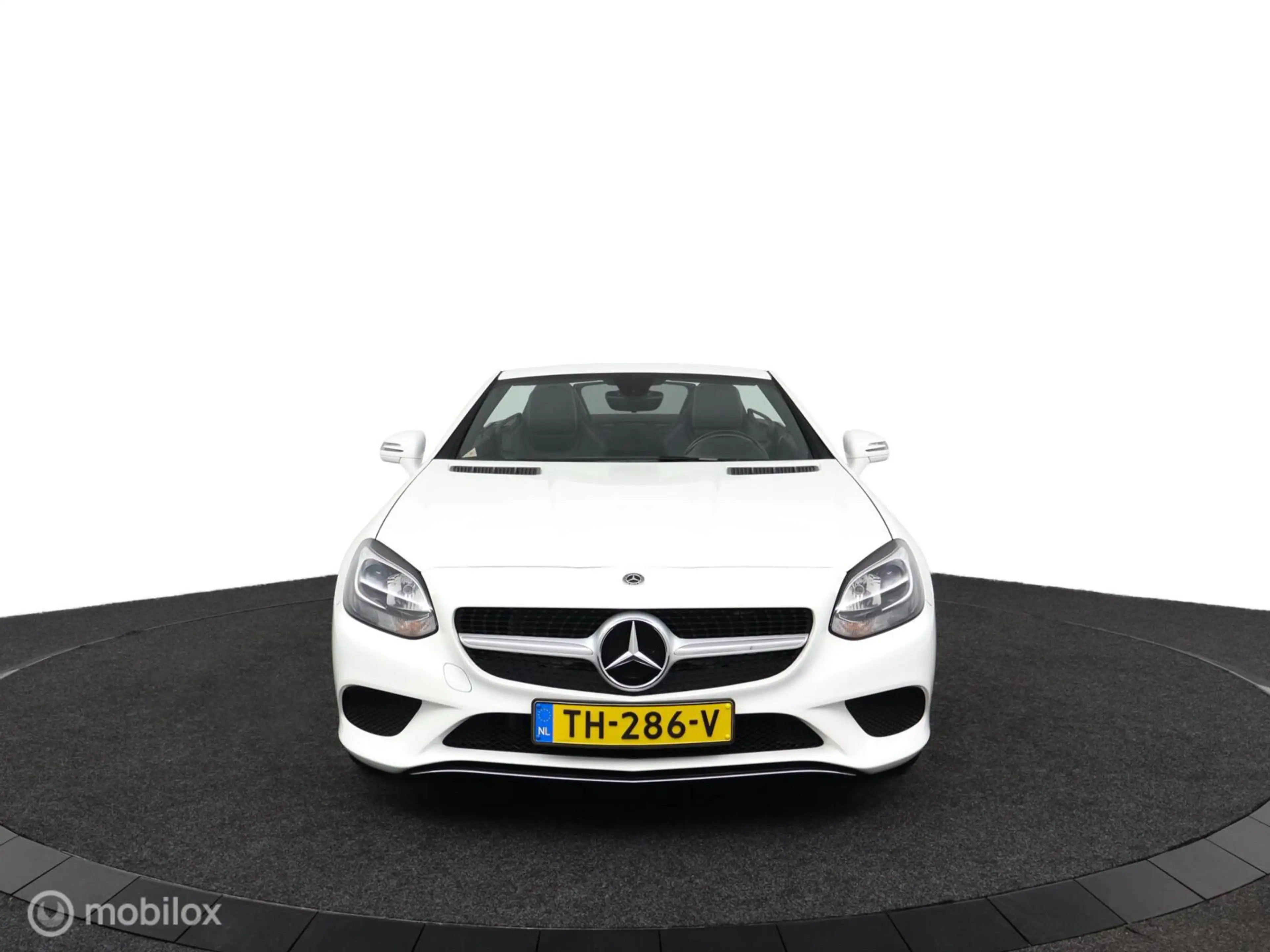 Mercedes-Benz SLC 180 RedArt Edition 157 PK | Uniek Handgeschakeld | 51 — photo 2