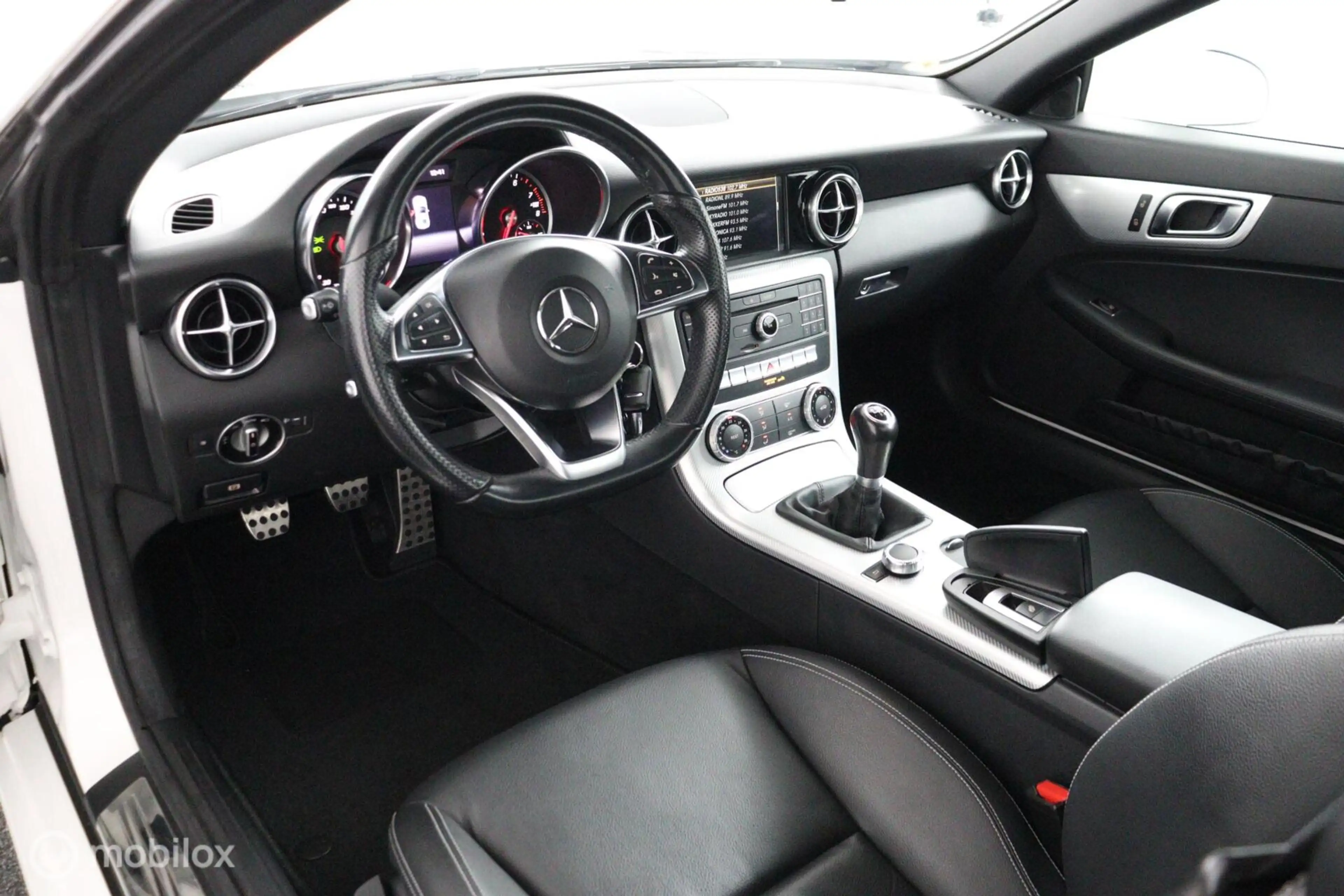 Mercedes-Benz SLC 180 RedArt Edition 157 PK | Uniek Handgeschakeld | 51 — photo 3