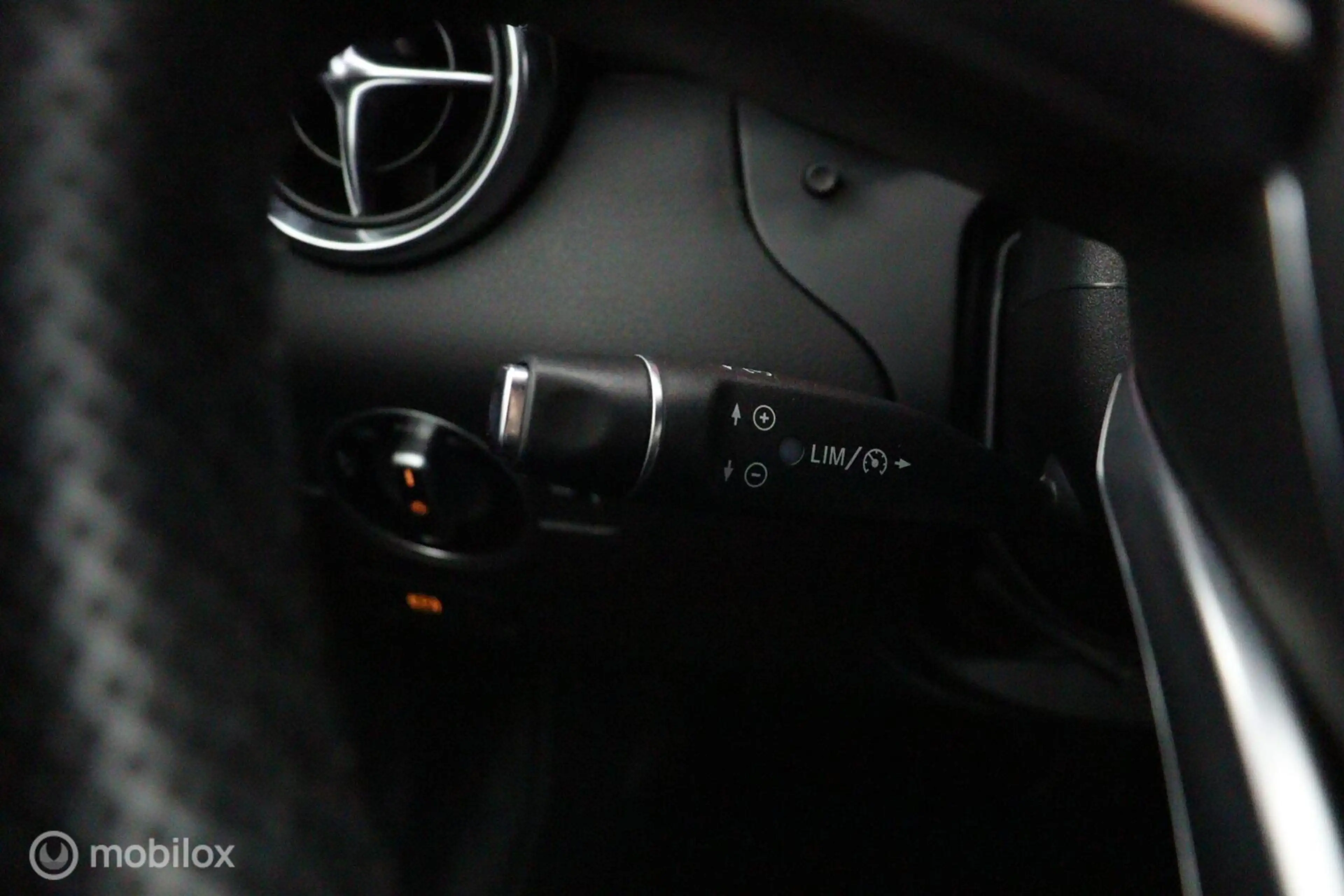 Mercedes-Benz SLC 180 RedArt Edition 157 PK | Uniek Handgeschakeld | 51 — photo 14