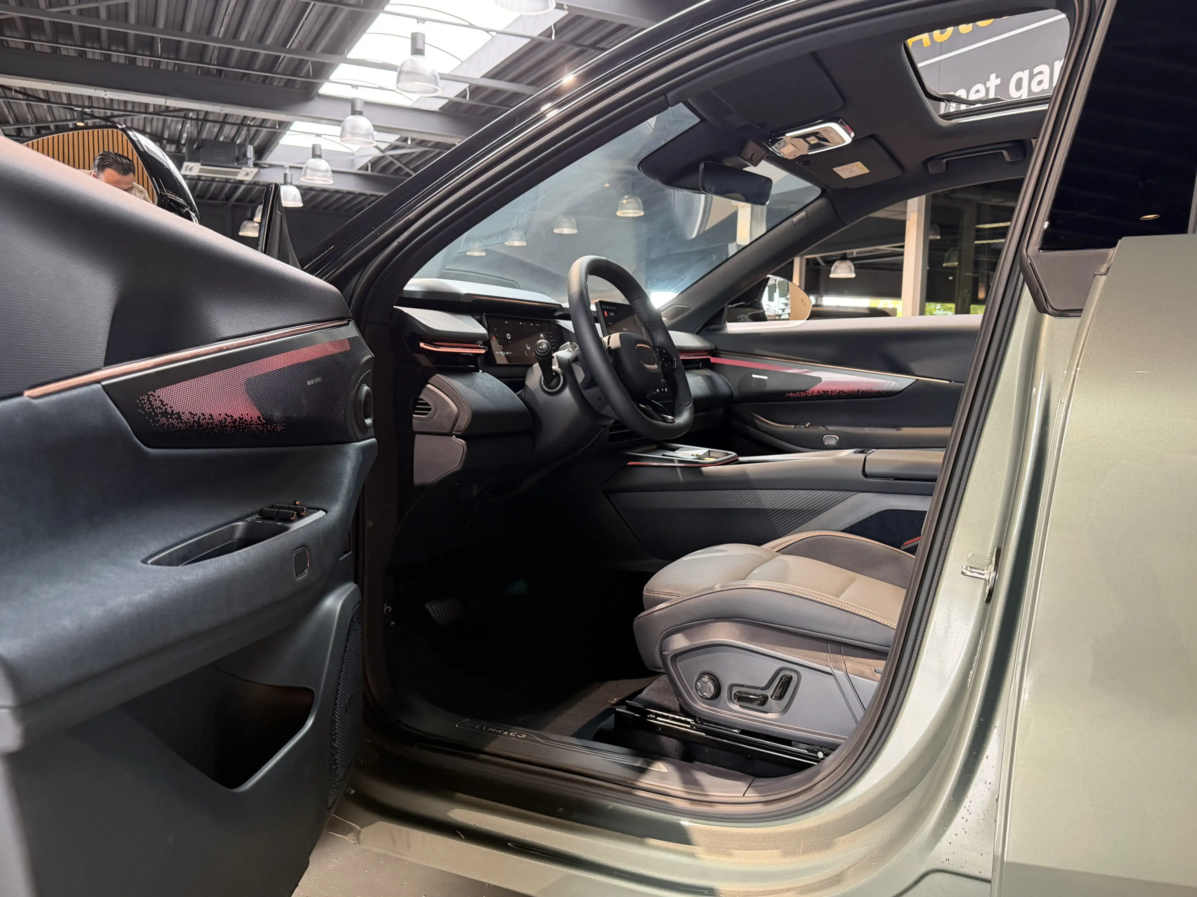 Lynk & Co 08 1.5 More PLUG-IN | PANORAMADAK | STOELMASSAGE | ST — photo 17