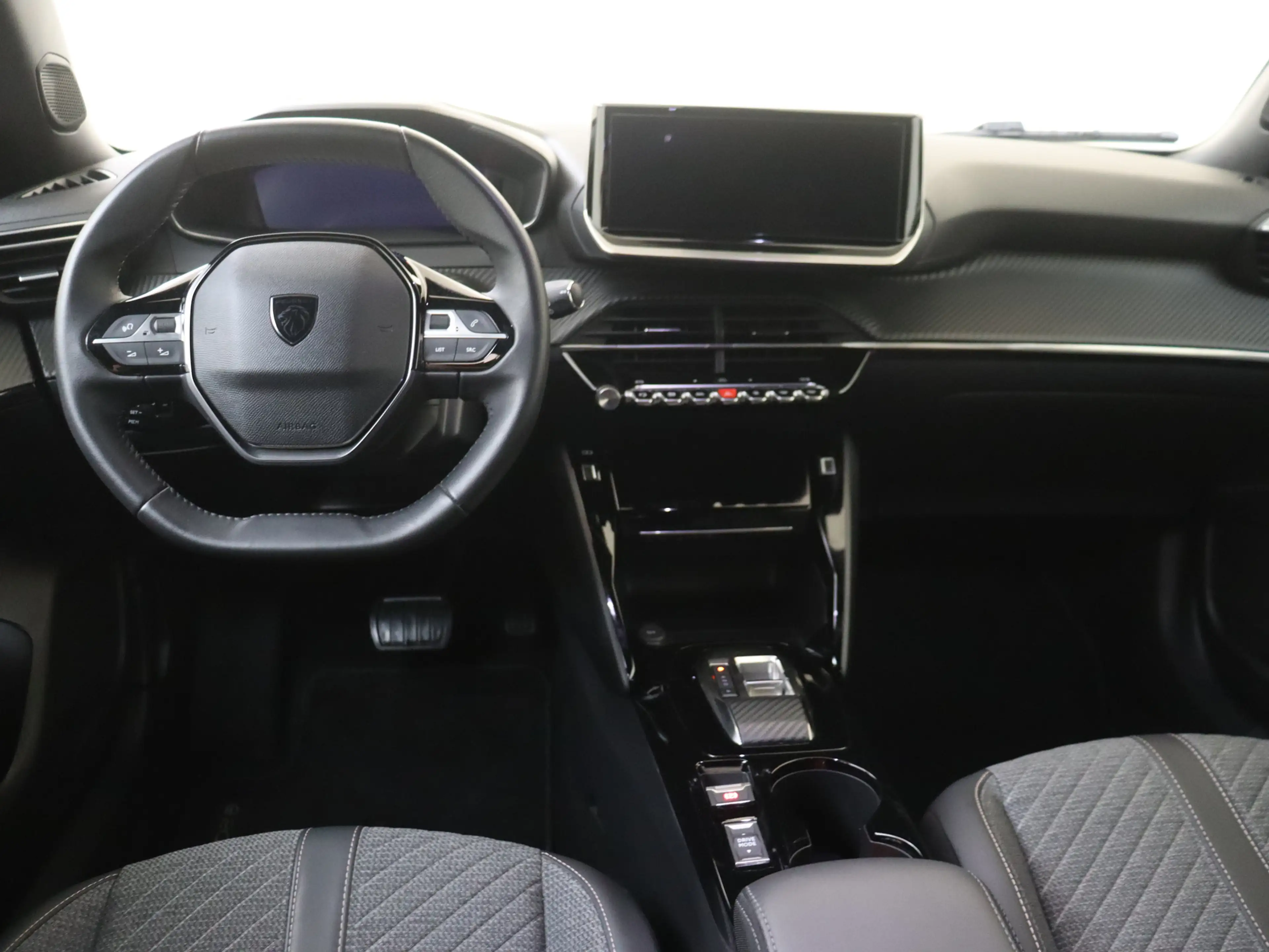 Peugeot e-2008 EV Allure 54 kWh — photo 5