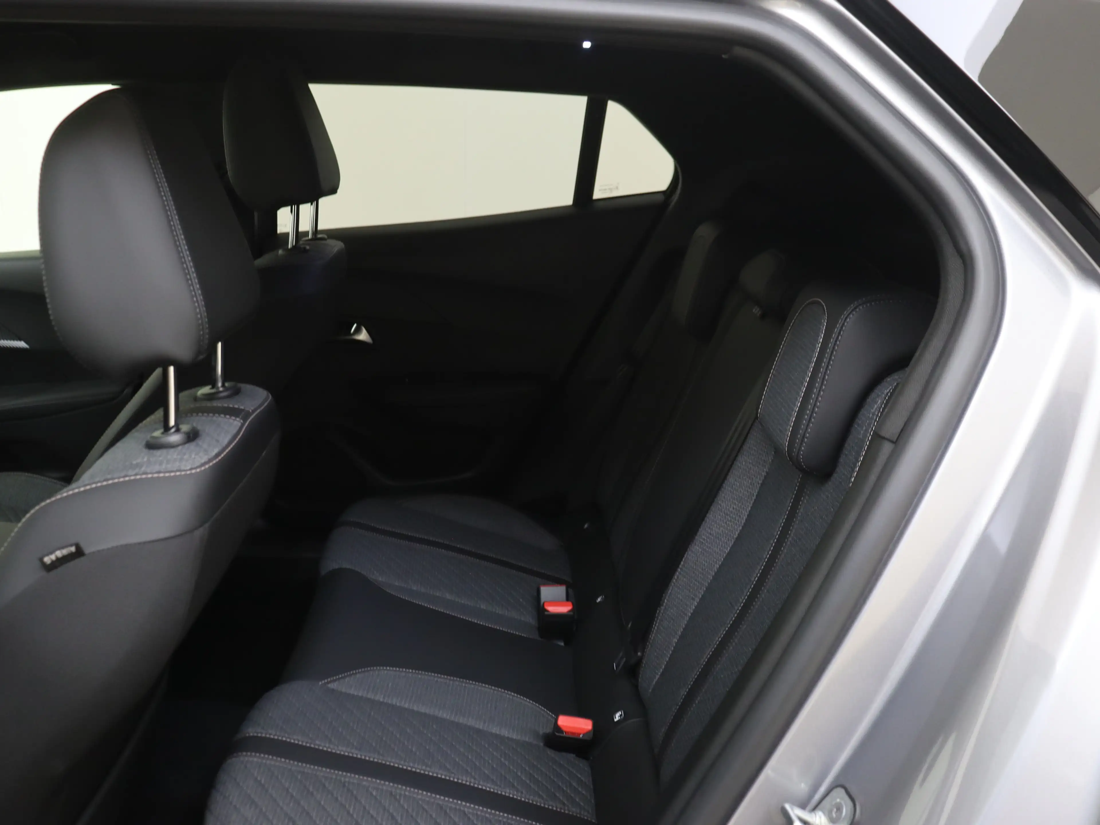 Peugeot e-2008 EV Allure 54 kWh — photo 12