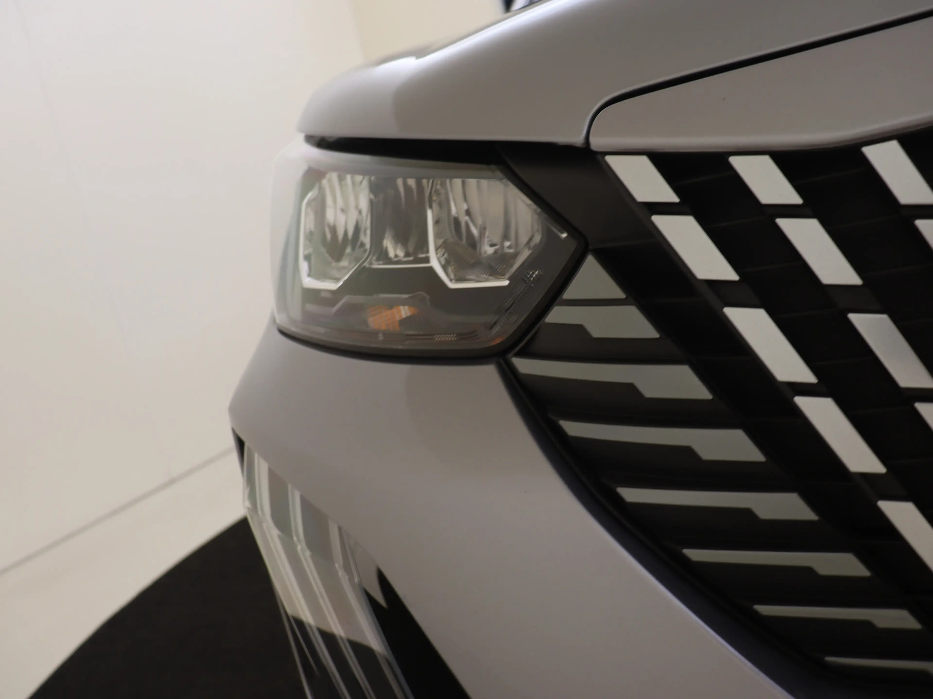 Peugeot e-2008 EV Allure 54 kWh — photo 13
