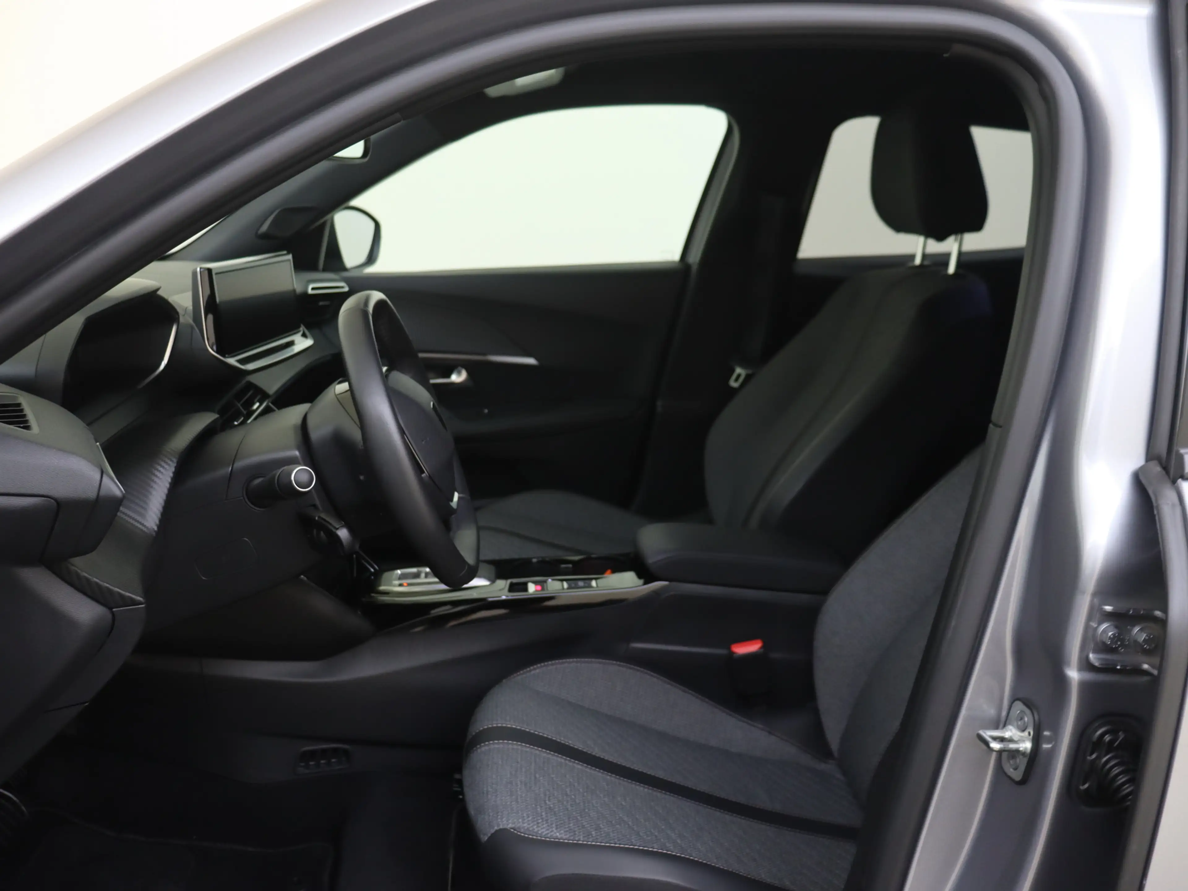 Peugeot e-2008 EV Allure 54 kWh — photo 10