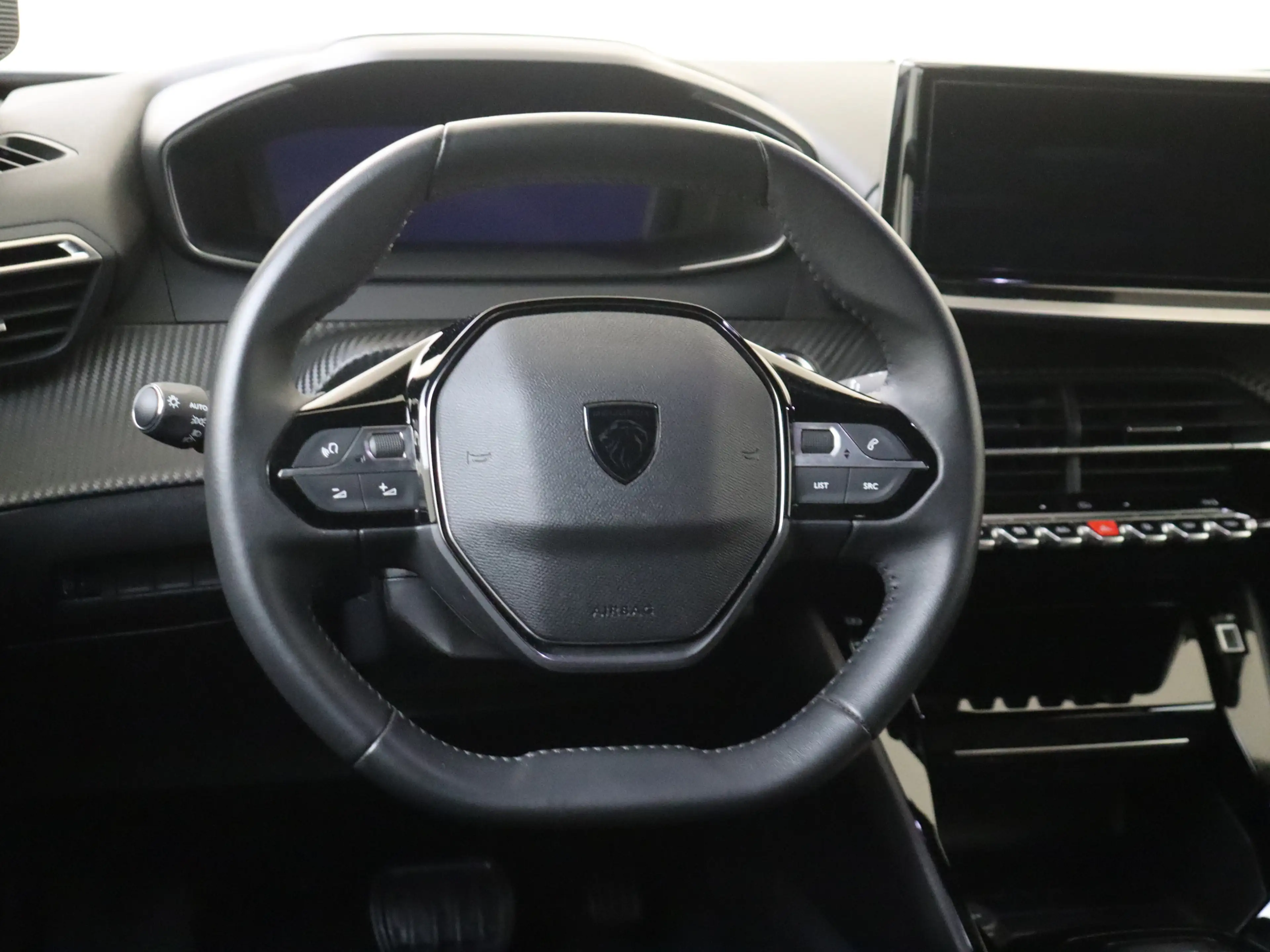 Peugeot e-2008 EV Allure 54 kWh — photo 6