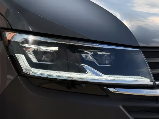 Volkswagen Transporter view 10