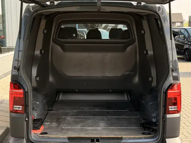 Volkswagen Transporter view 16