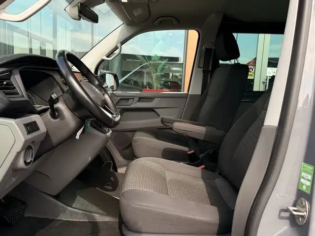 Volkswagen Transporter view 4